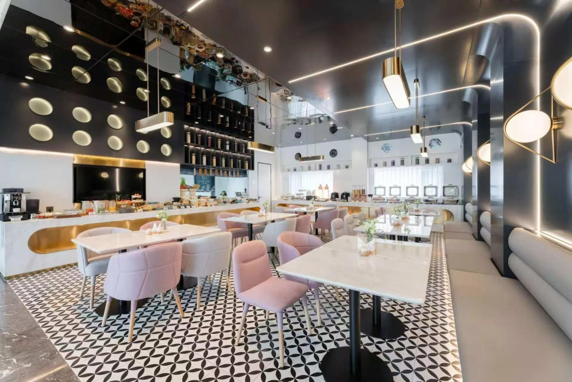 Restaurant/places to eat in Atour Light Hotel Dalian Xinghai Square Hang Lung Shopping Center