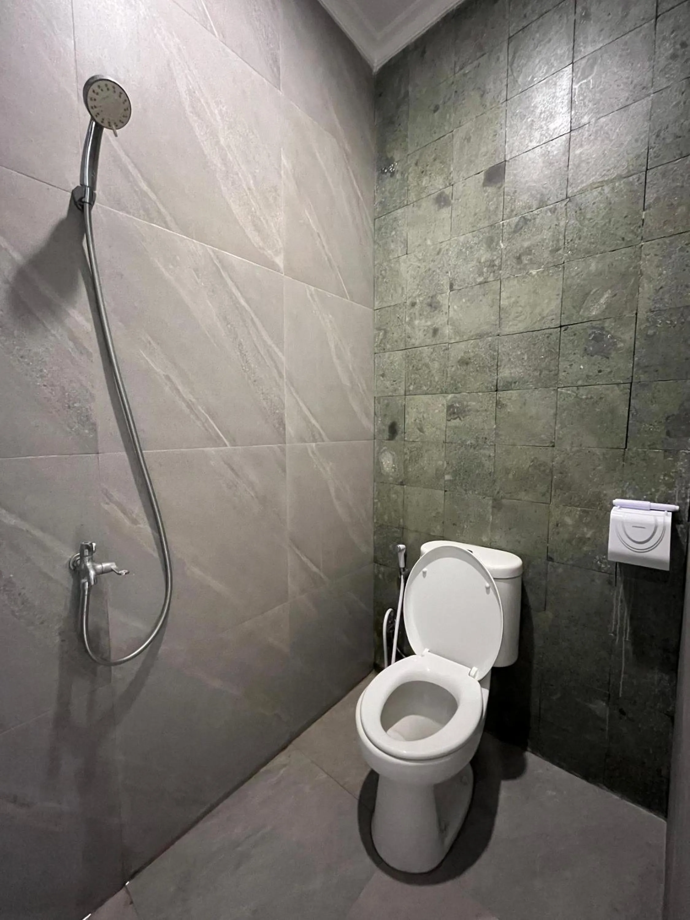 Shower in Sampai Town Hotel