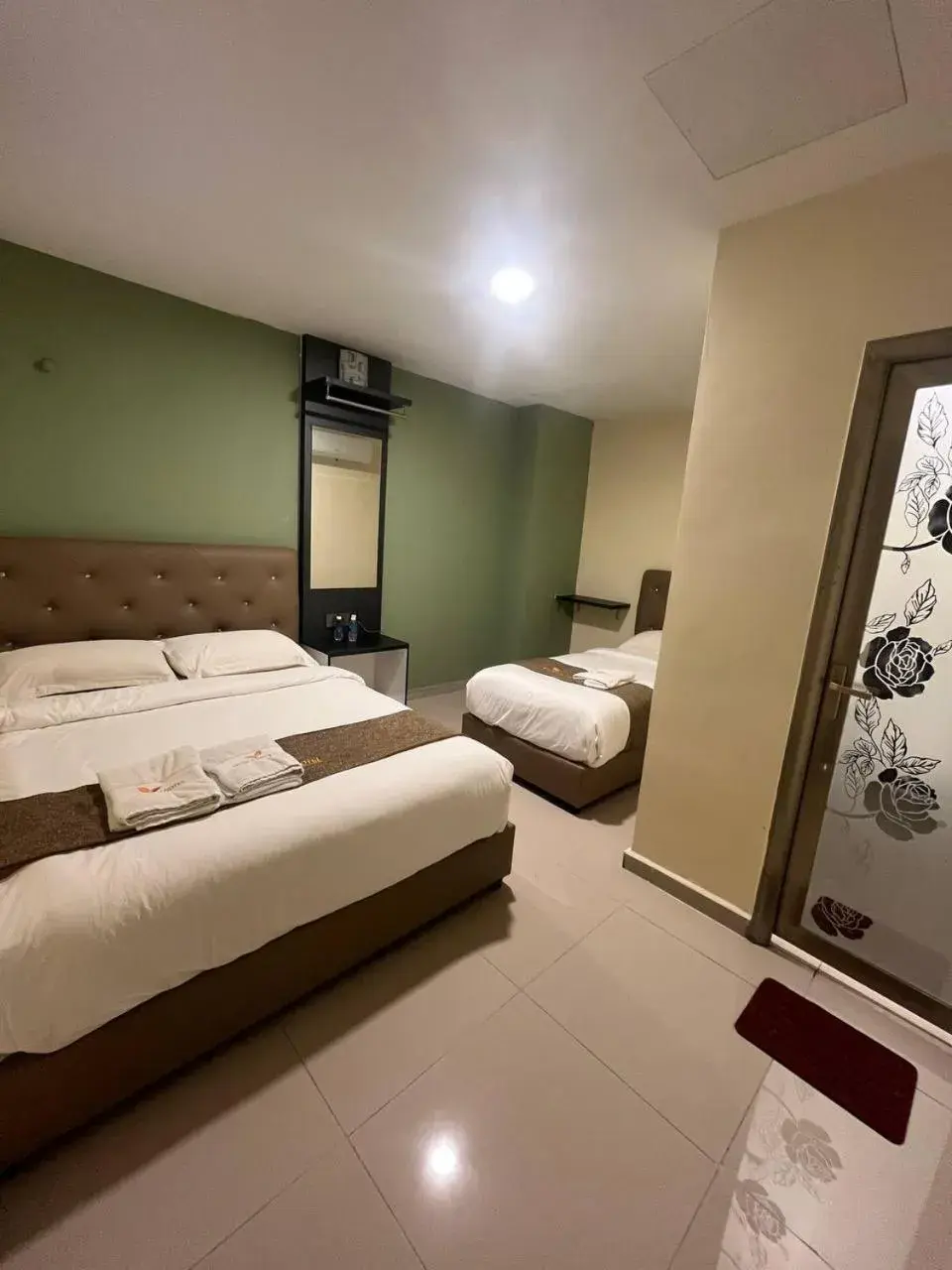 Standard Triple Room in Enrich Hotel Setia Alam by uBook Standard Triple Room in Enrich Hotel Setia Alam by uBook