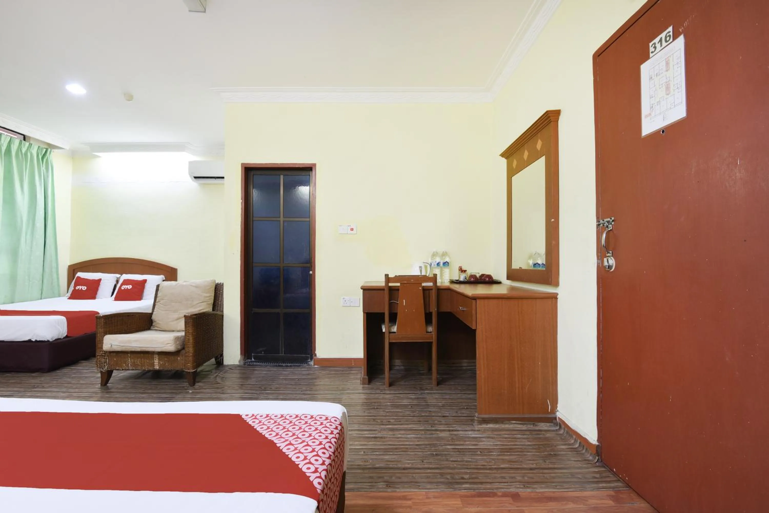 Bedroom, Bed in Hotel O Kota Bharu Near War Museum Formerly Azam Hotel