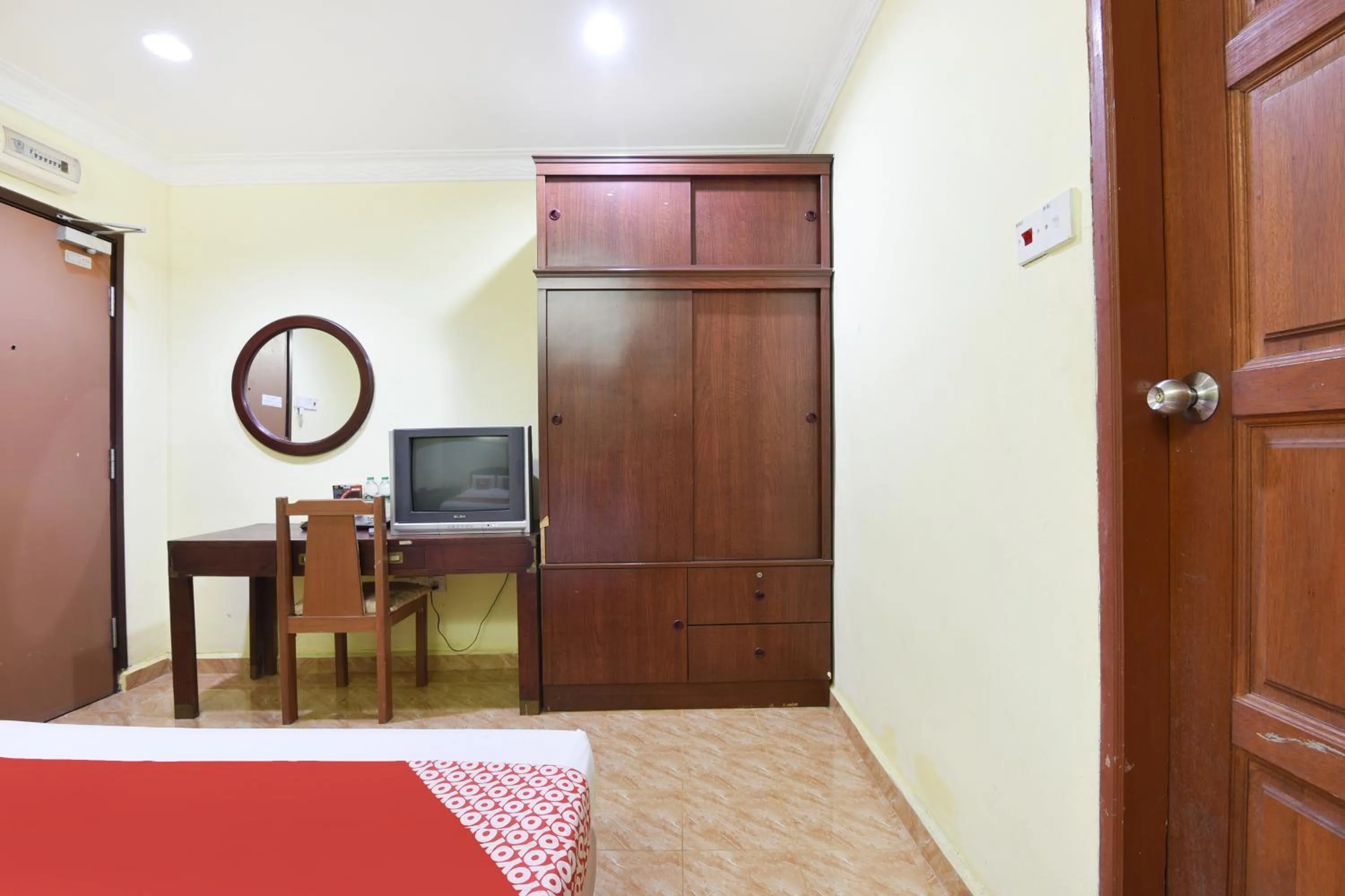 Bedroom, Bed in Hotel O Kota Bharu Near War Museum Formerly Azam Hotel