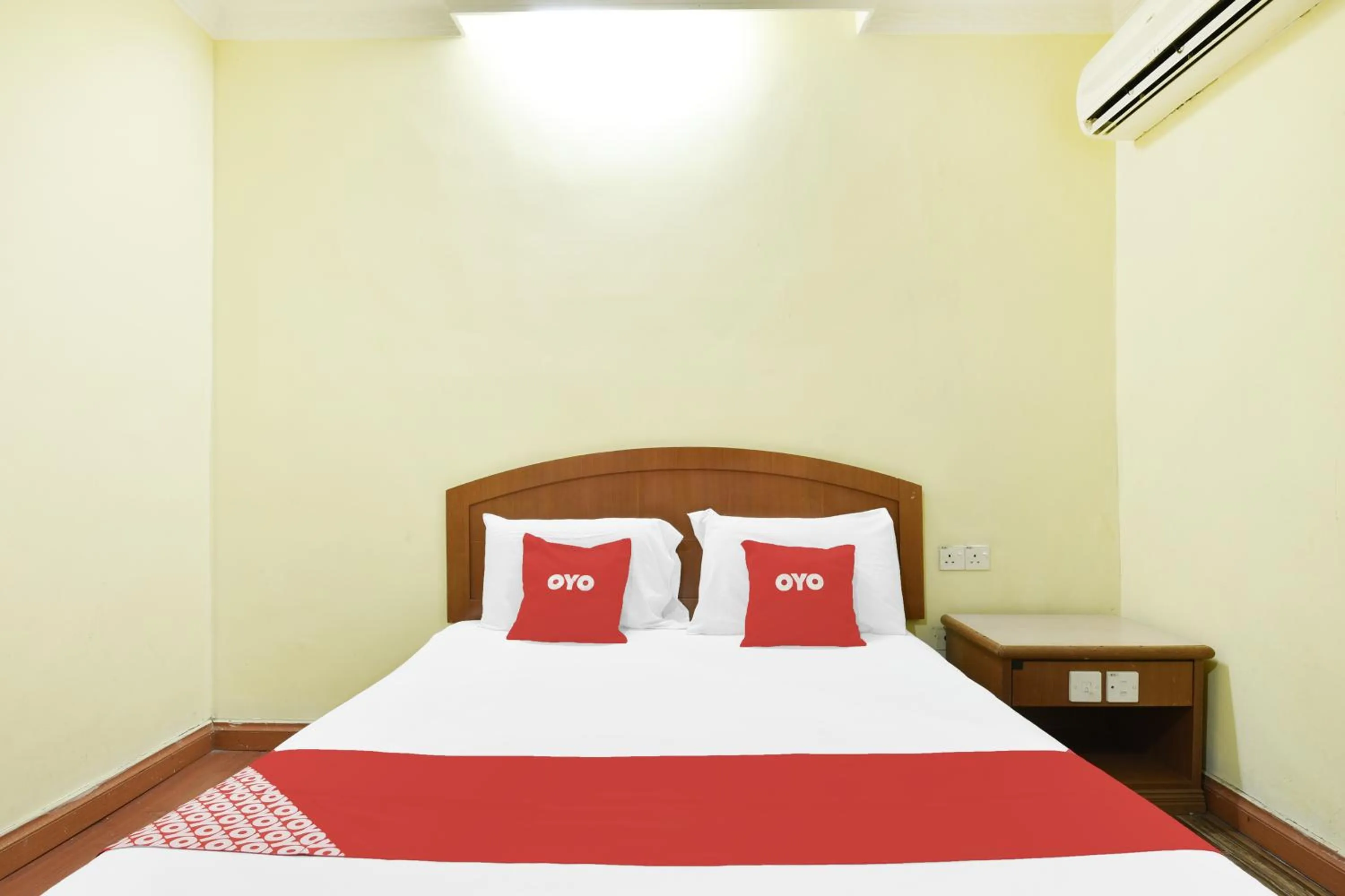 Bedroom, Bed in Hotel O Kota Bharu Near War Museum Formerly Azam Hotel