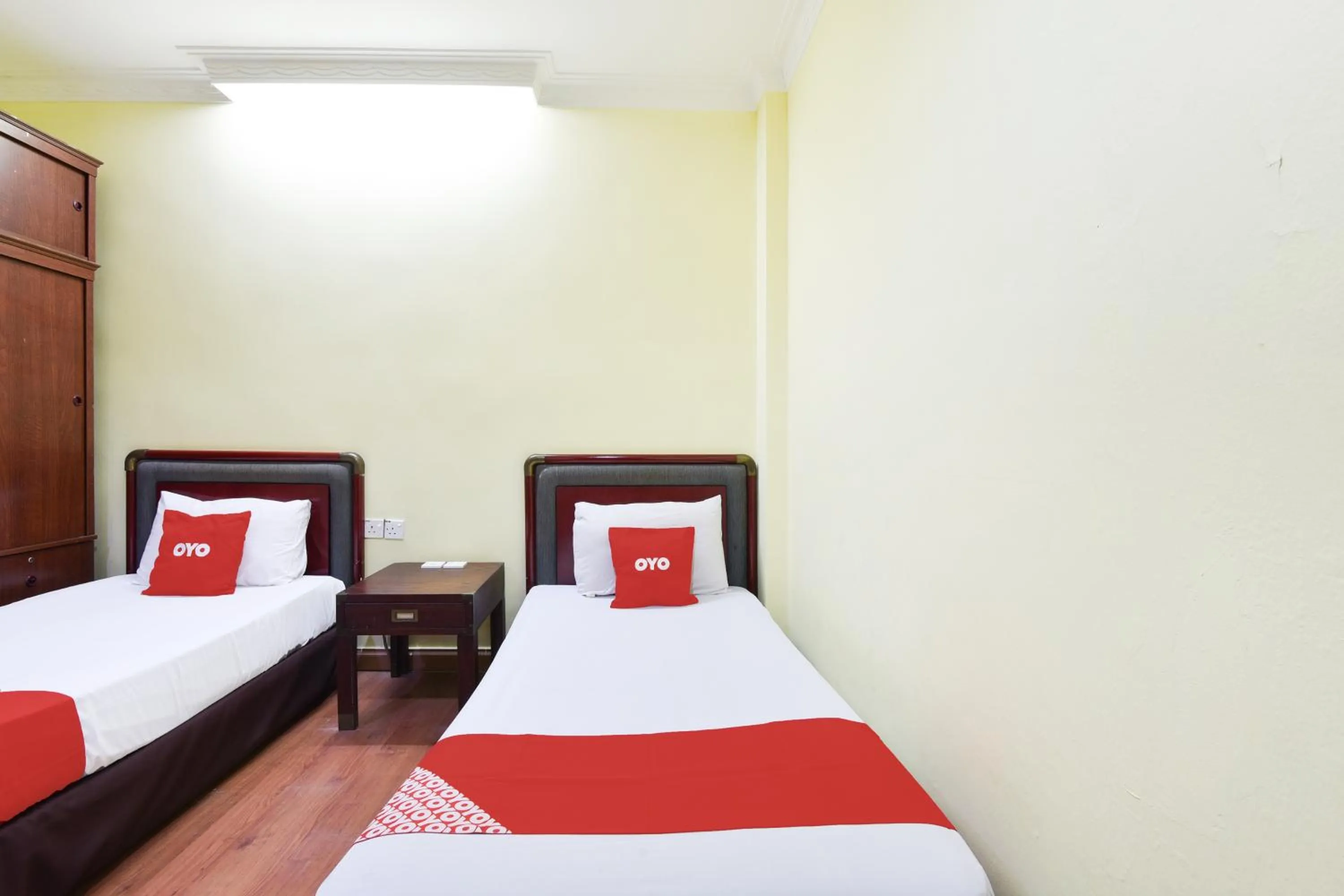 Bedroom, Bed in Hotel O Kota Bharu Near War Museum Formerly Azam Hotel