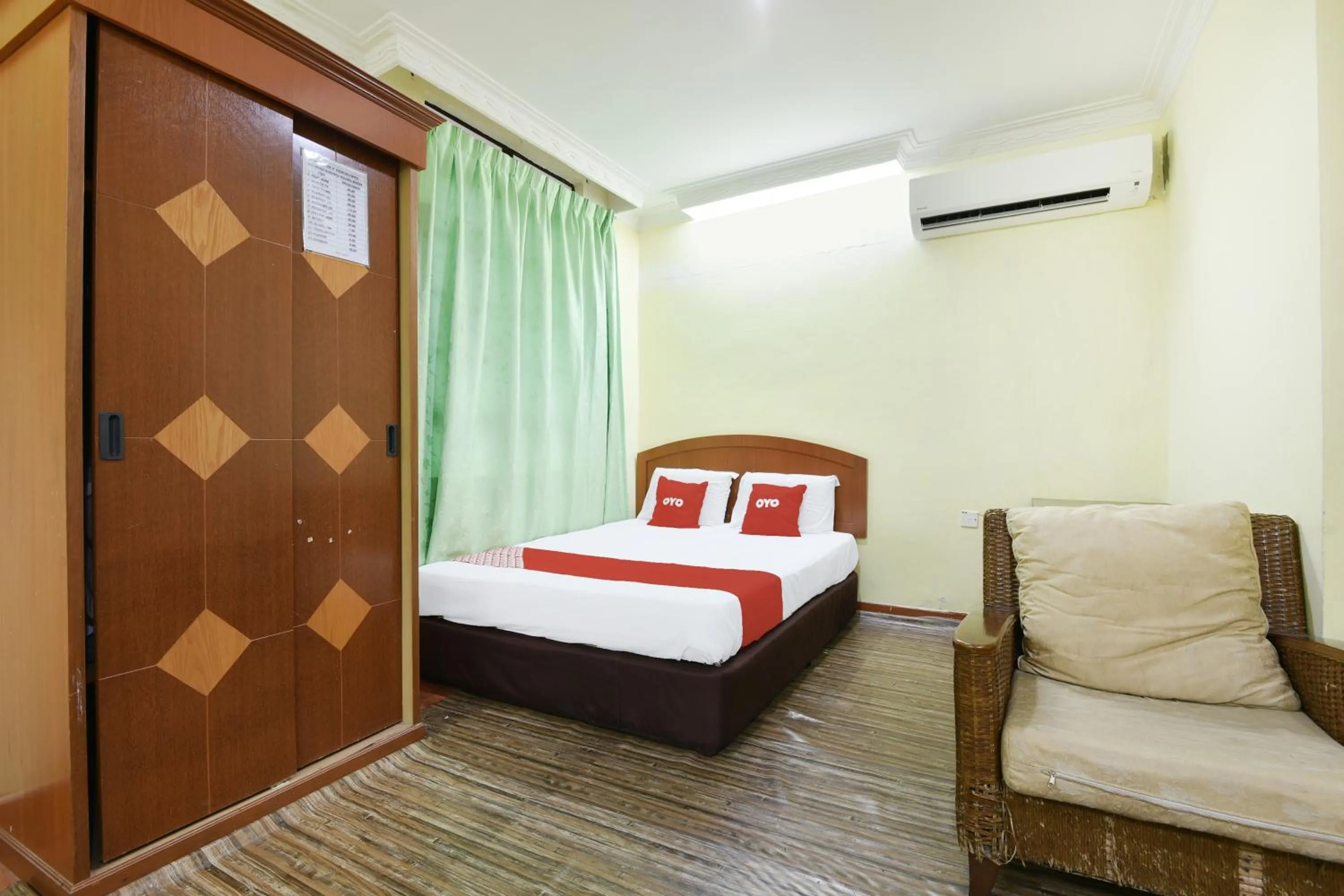 Bedroom, Bed in Hotel O Kota Bharu Near War Museum Formerly Azam Hotel