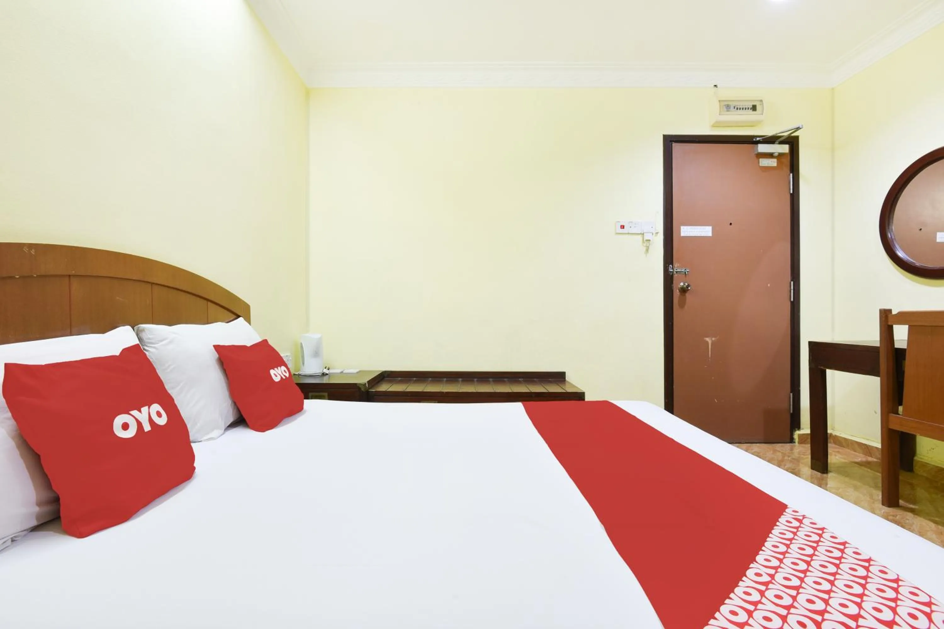 Bedroom, Bed in Hotel O Kota Bharu Near War Museum Formerly Azam Hotel