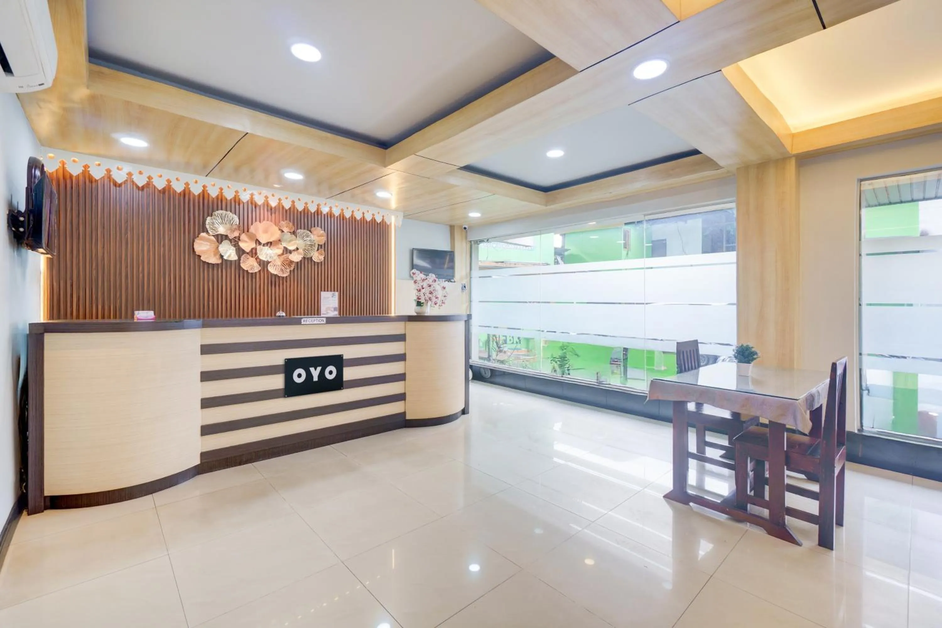 Lobby or reception in Hotel O Tanjung Duren Near Mall Citraland Formerly Suba Hotel