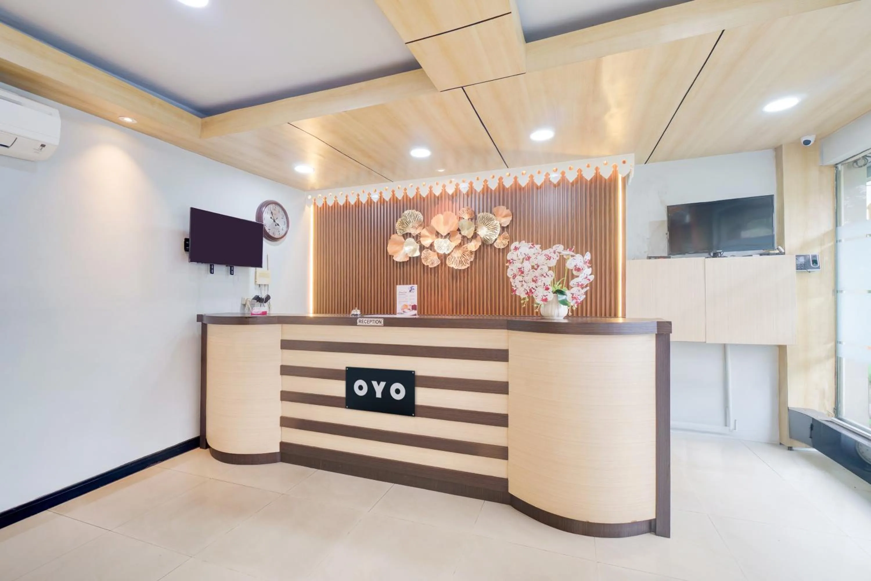 Lobby or reception in Hotel O Tanjung Duren Near Mall Citraland Formerly Suba Hotel