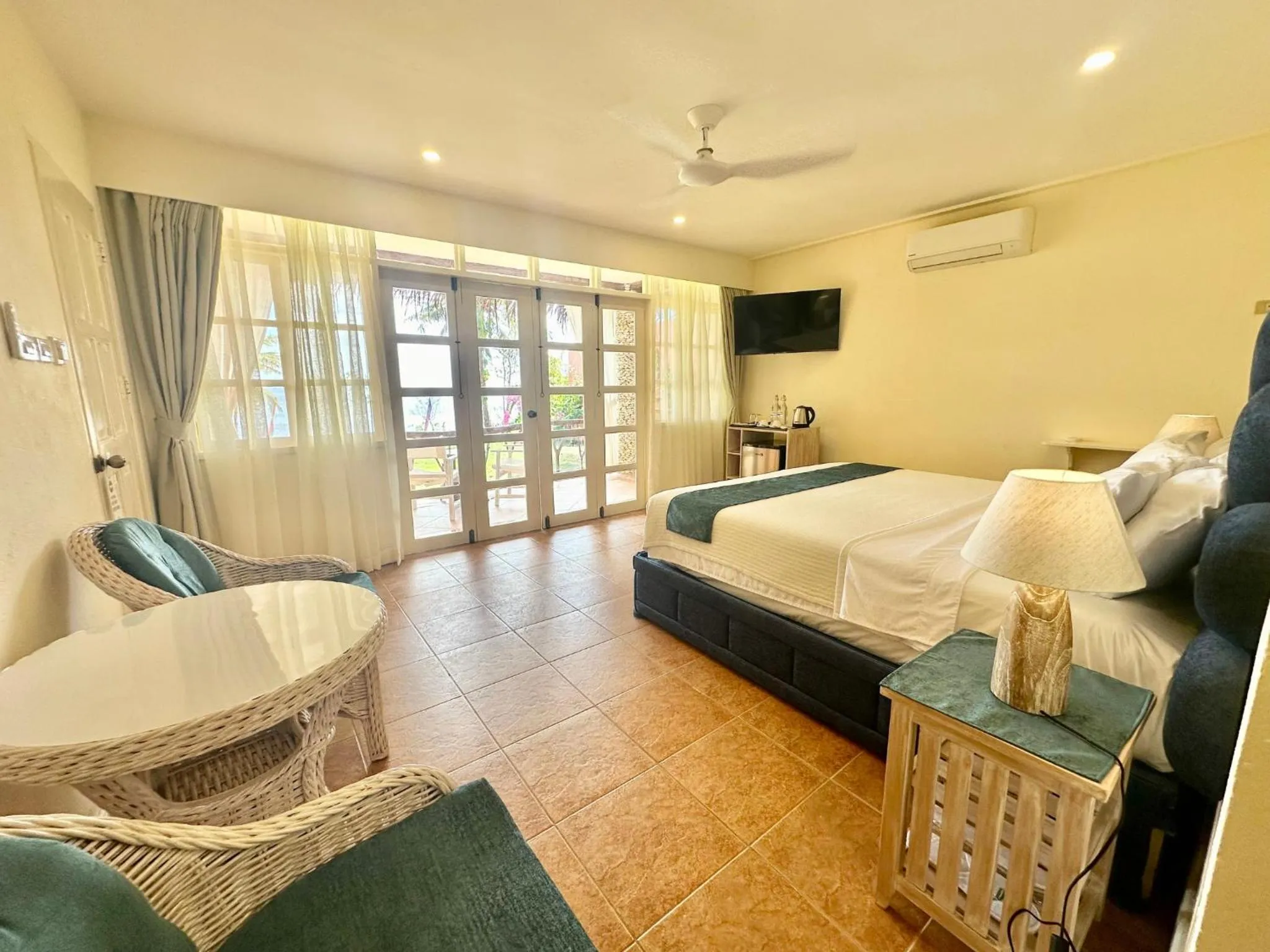 Bedroom, Bed in Coco Sunset Beach Resort