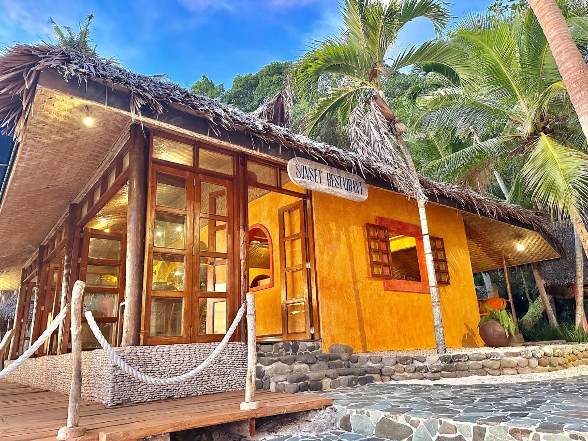 Restaurant/places to eat in Coco Sunset Beach Resort