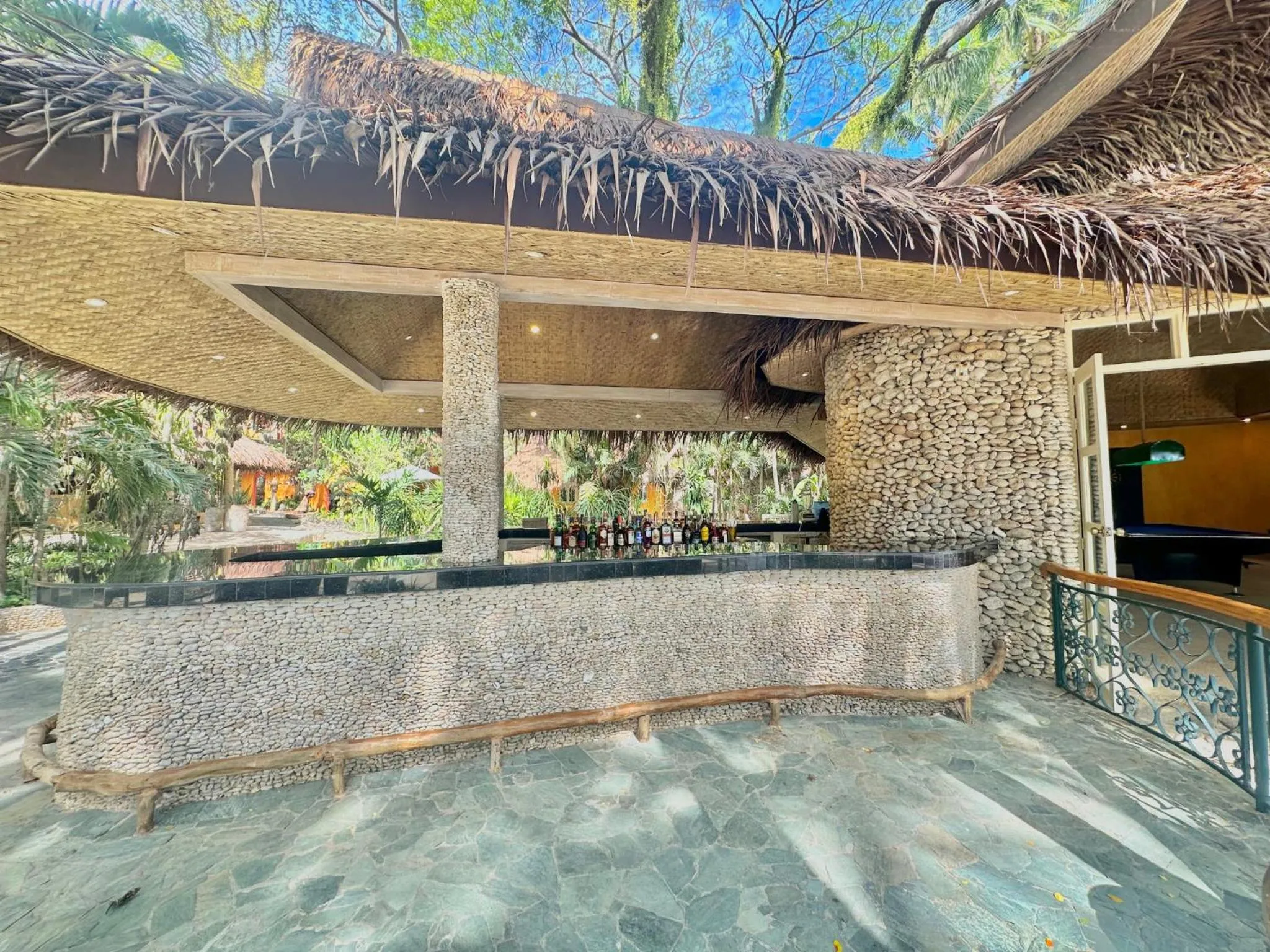 Lounge or bar in Coco Sunset Beach Resort