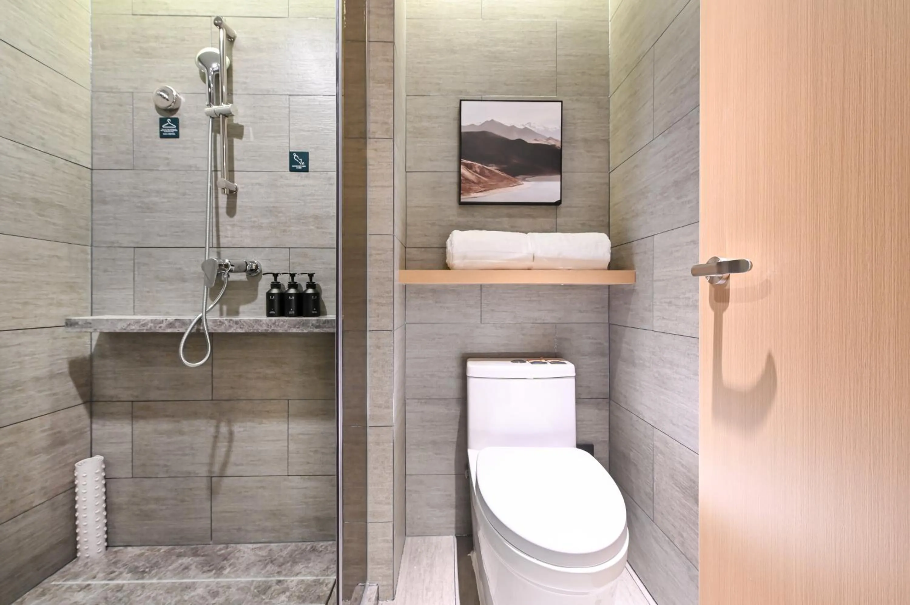 Atour Hotel Tianjin Wuqing Railway Station Florentia Village