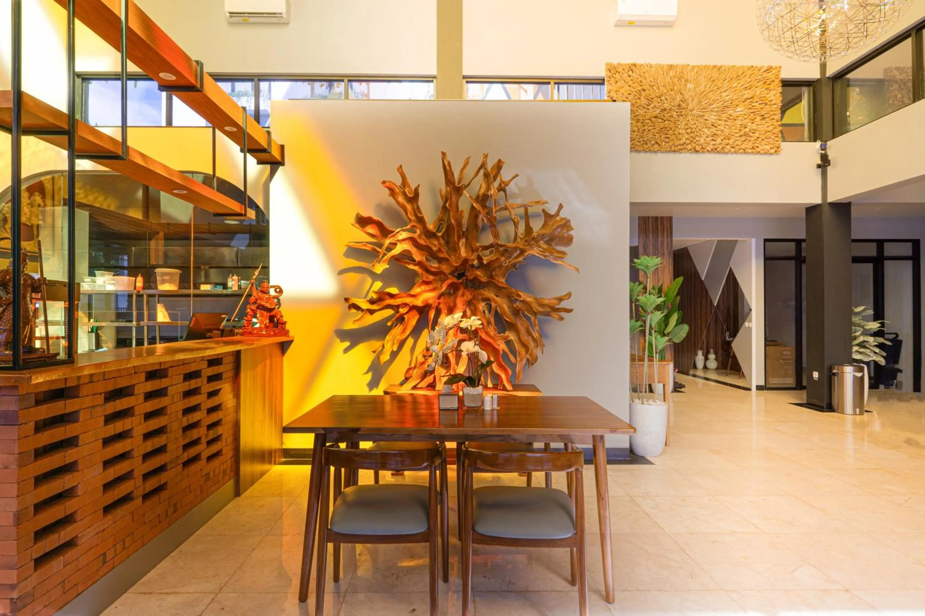 Restaurant/places to eat in Svarnabumi Hotel