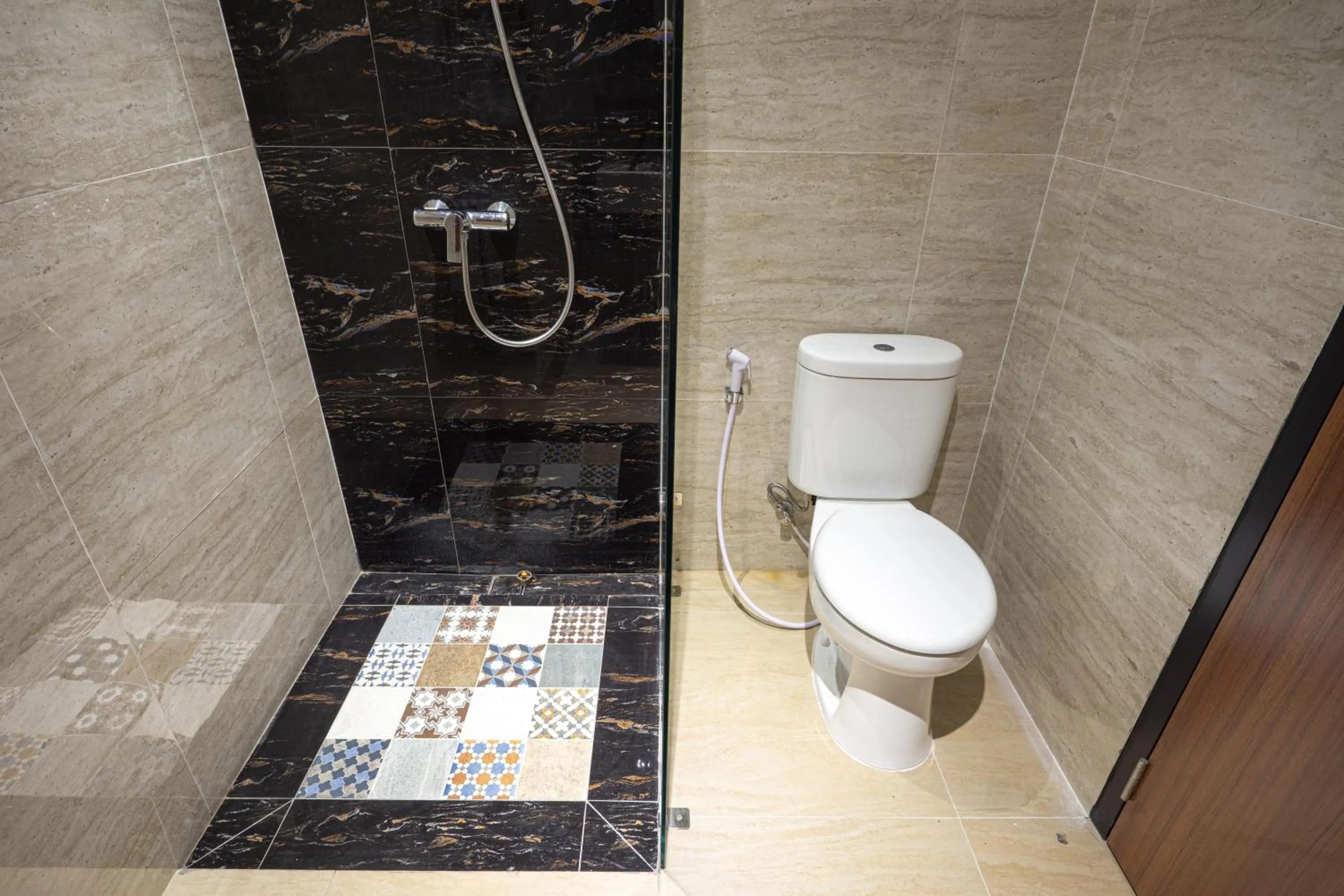 Bathroom in Svarnabumi Hotel