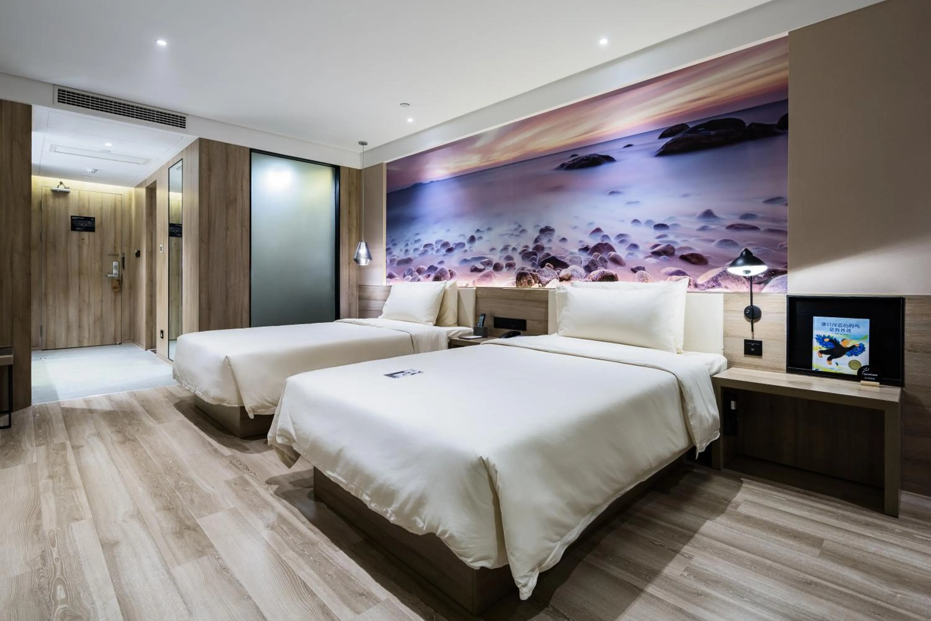 Photo of the whole room, Bed in Atour Hotel Qingdao May Fourth Square Yunxiao Road