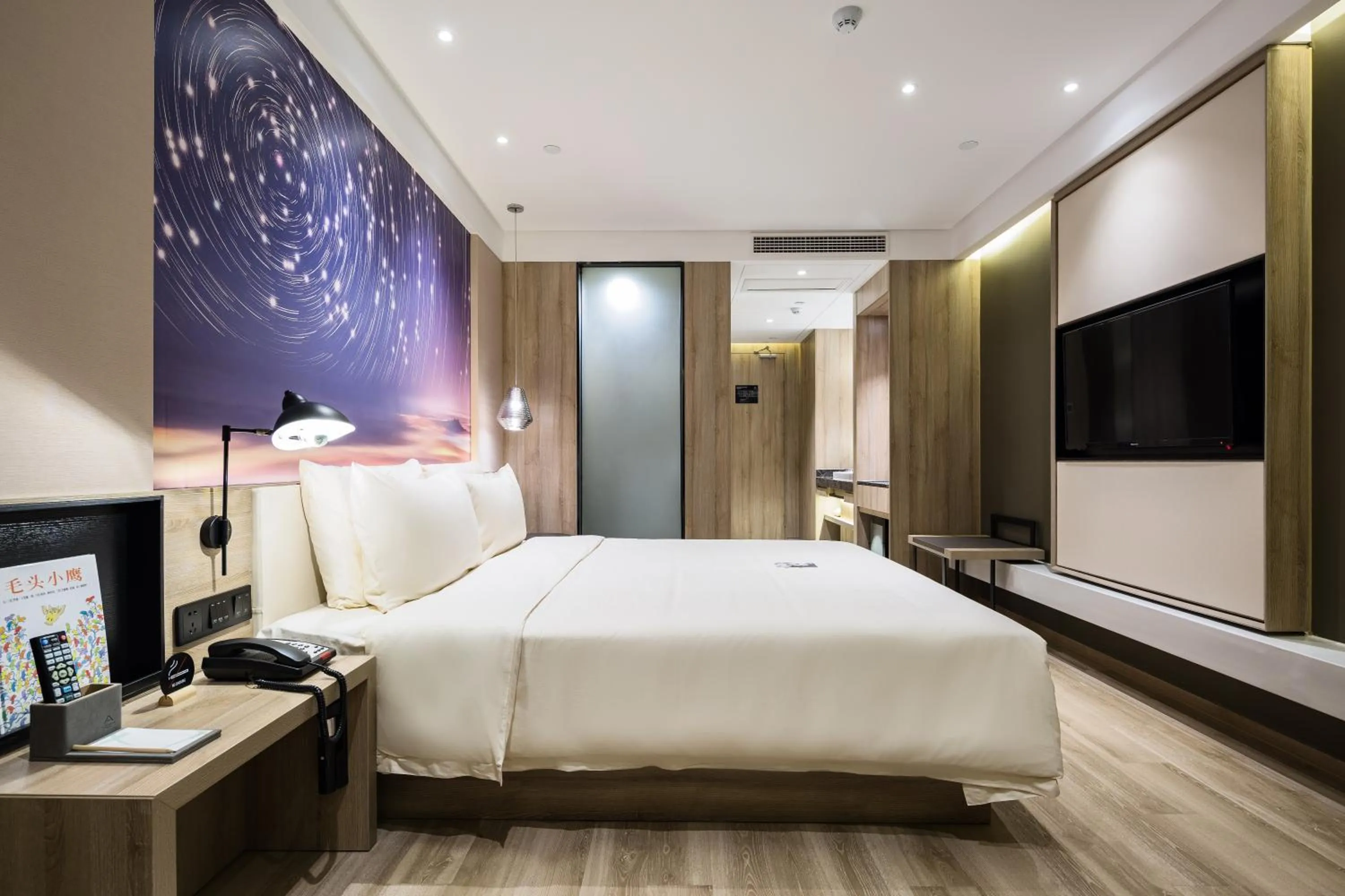 Photo of the whole room, Bed in Atour Hotel Qingdao May Fourth Square Yunxiao Road