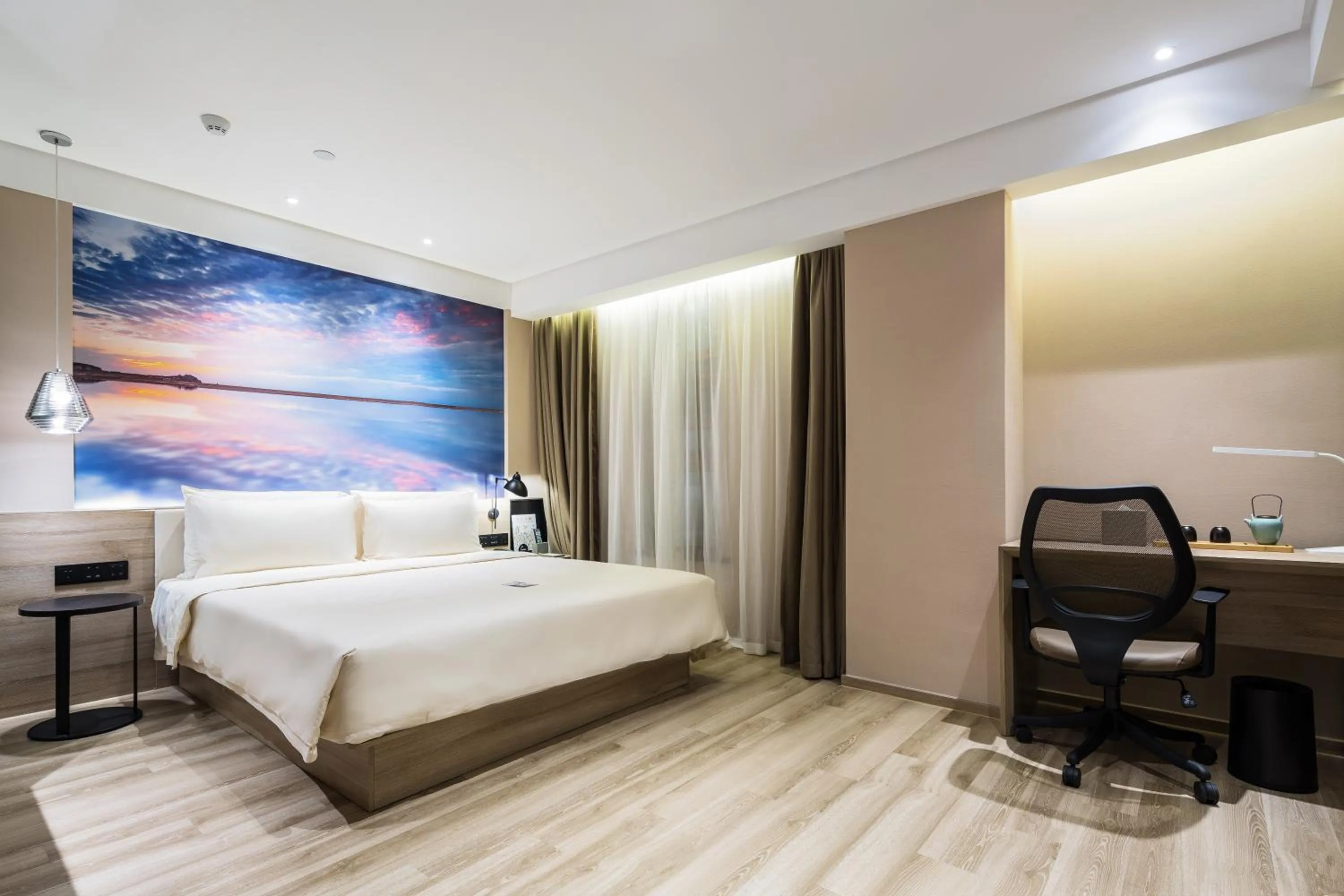 Photo of the whole room, Bed in Atour Hotel Qingdao May Fourth Square Yunxiao Road