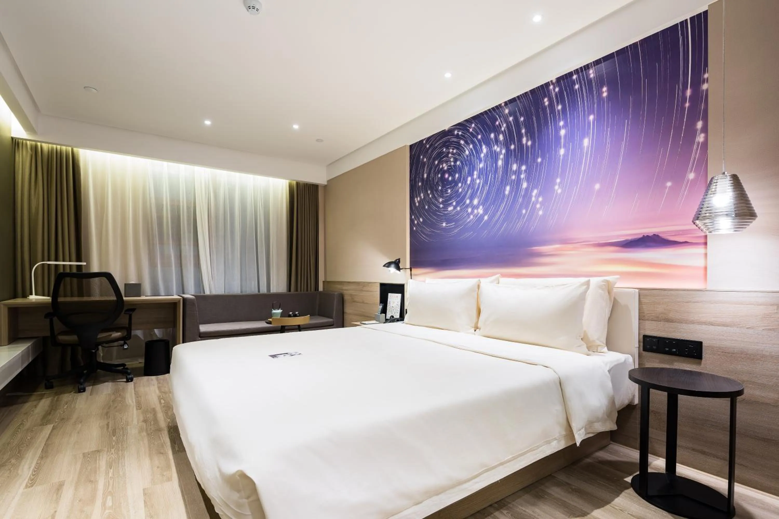 Photo of the whole room, Bed in Atour Hotel Qingdao May Fourth Square Yunxiao Road