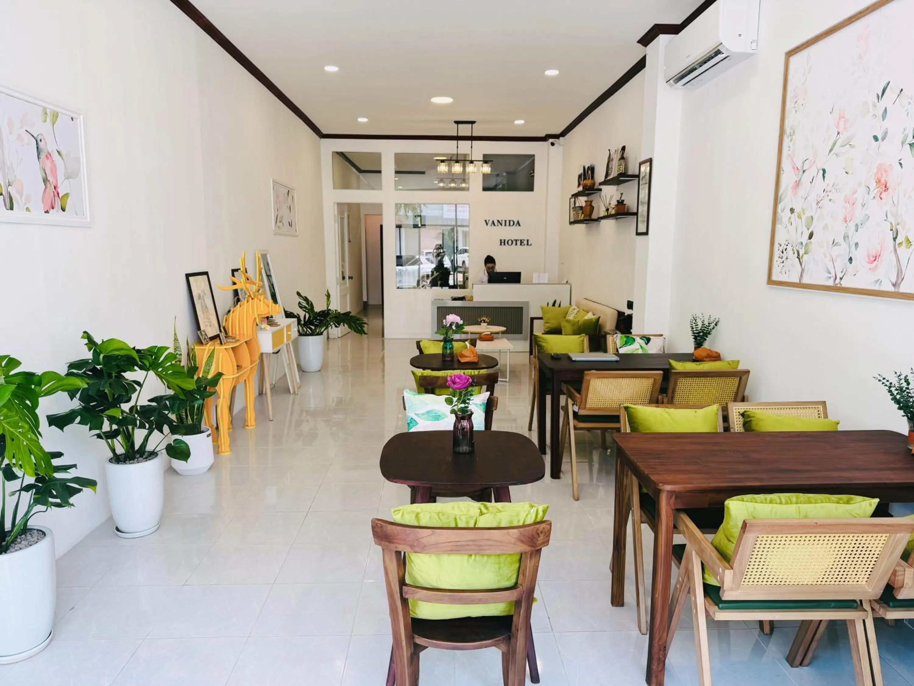 Restaurant/places to eat in Vanida Hotel