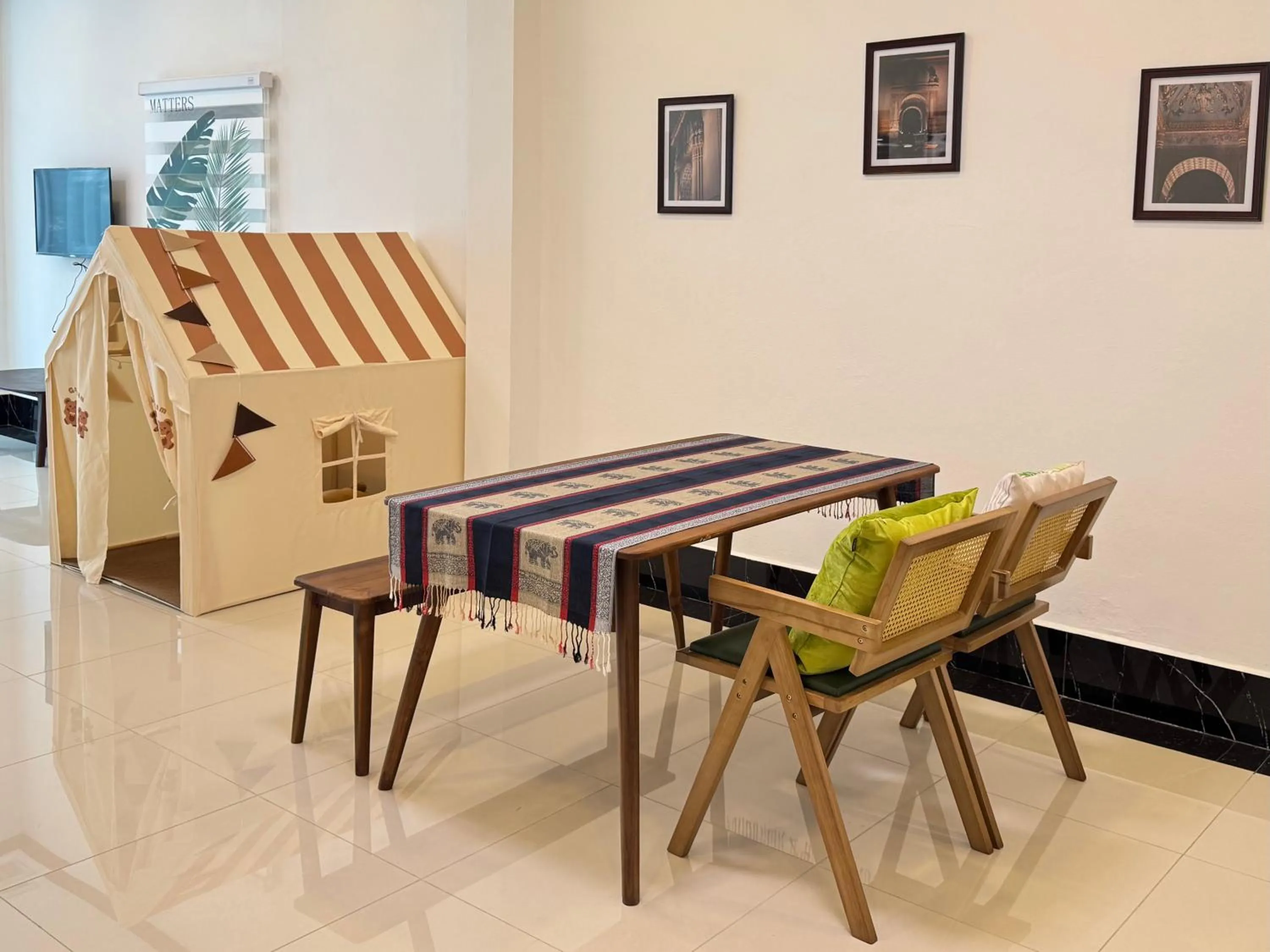 Dining area in Vanida Hotel