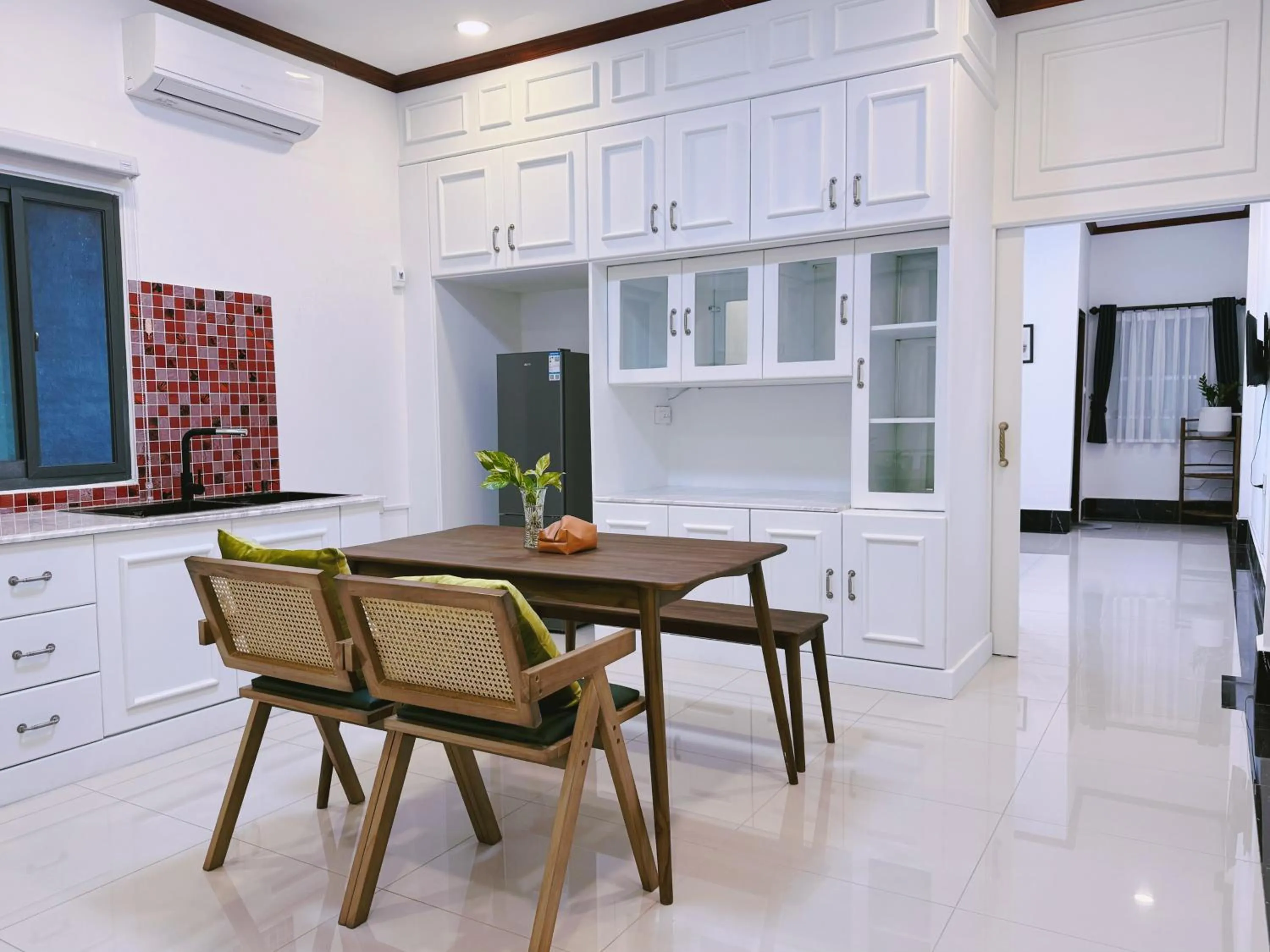 Dining area in Vanida Hotel