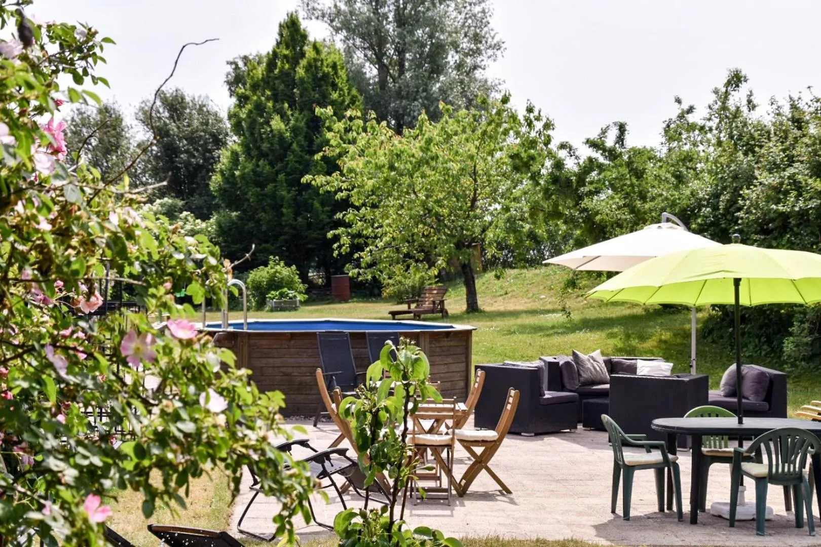 Patio in Sydkustens at Pillehill