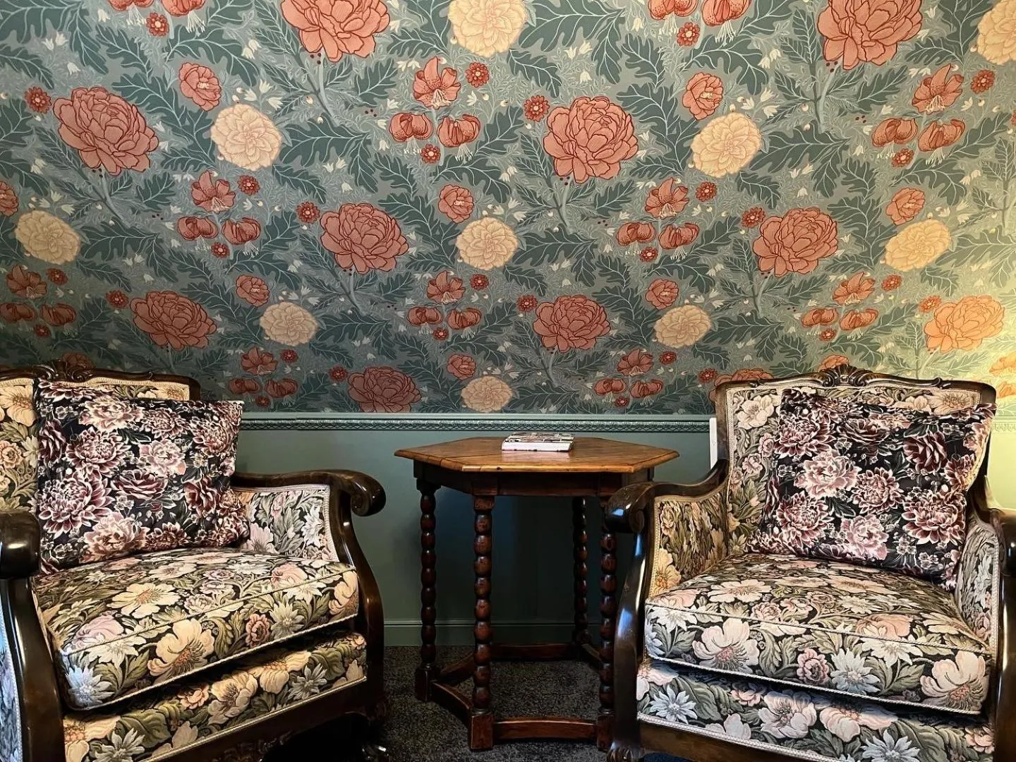 Seating area in Sydkustens at Pillehill