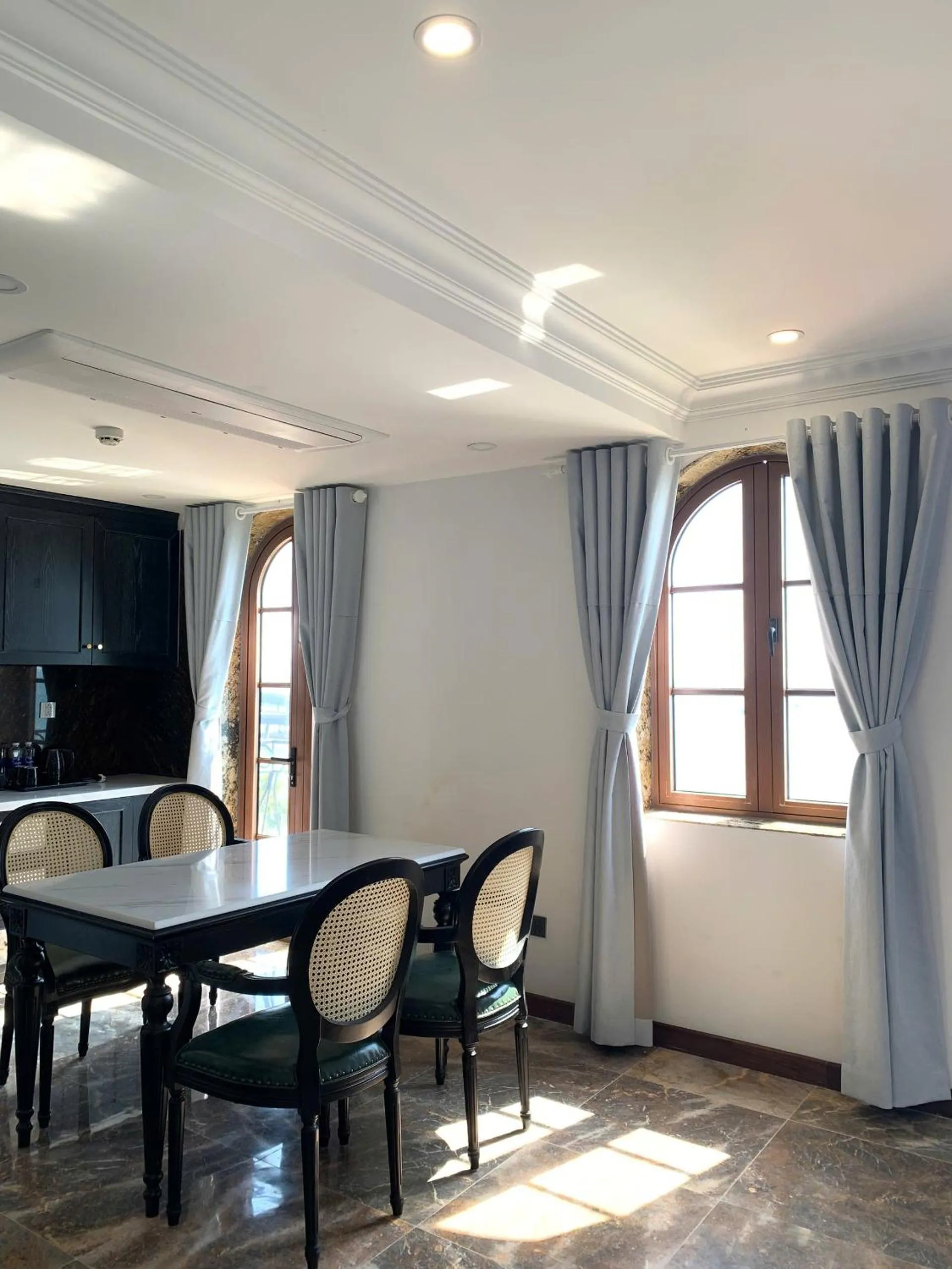 TV and multimedia in The Room Hotel - Starbucks