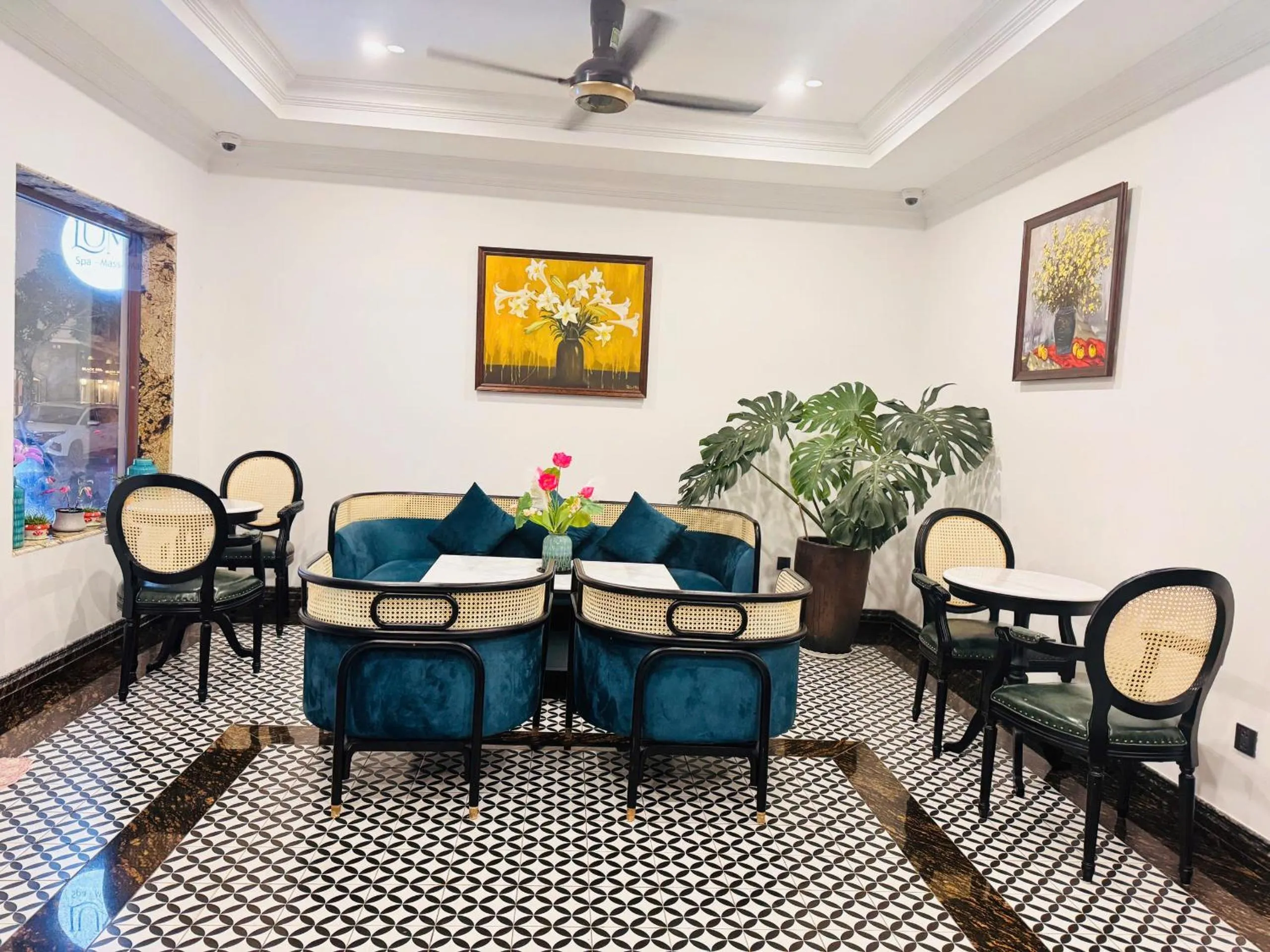 Lobby or reception in The Room Hotel - Starbucks