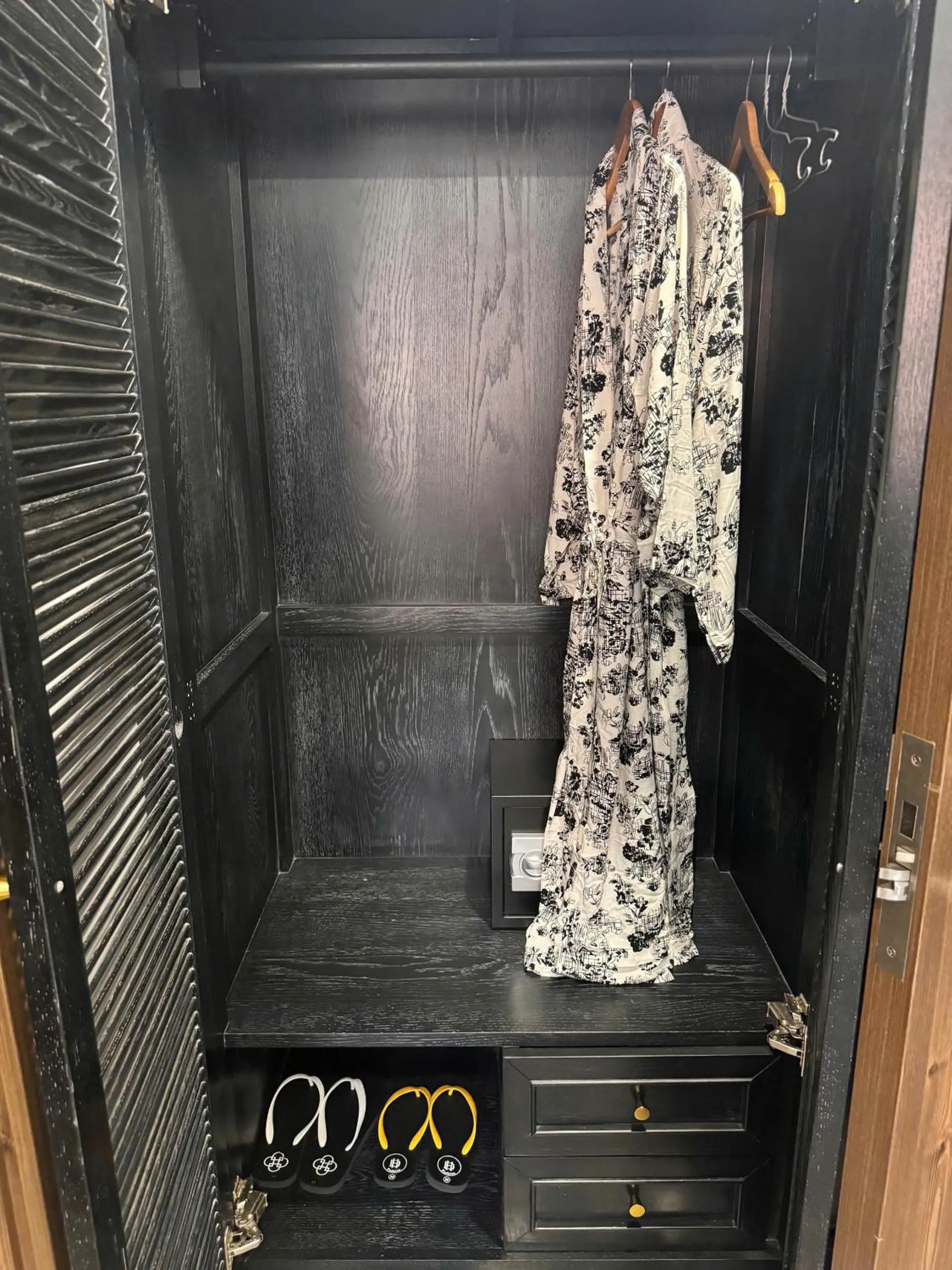 safe in The Room Hotel - Starbucks