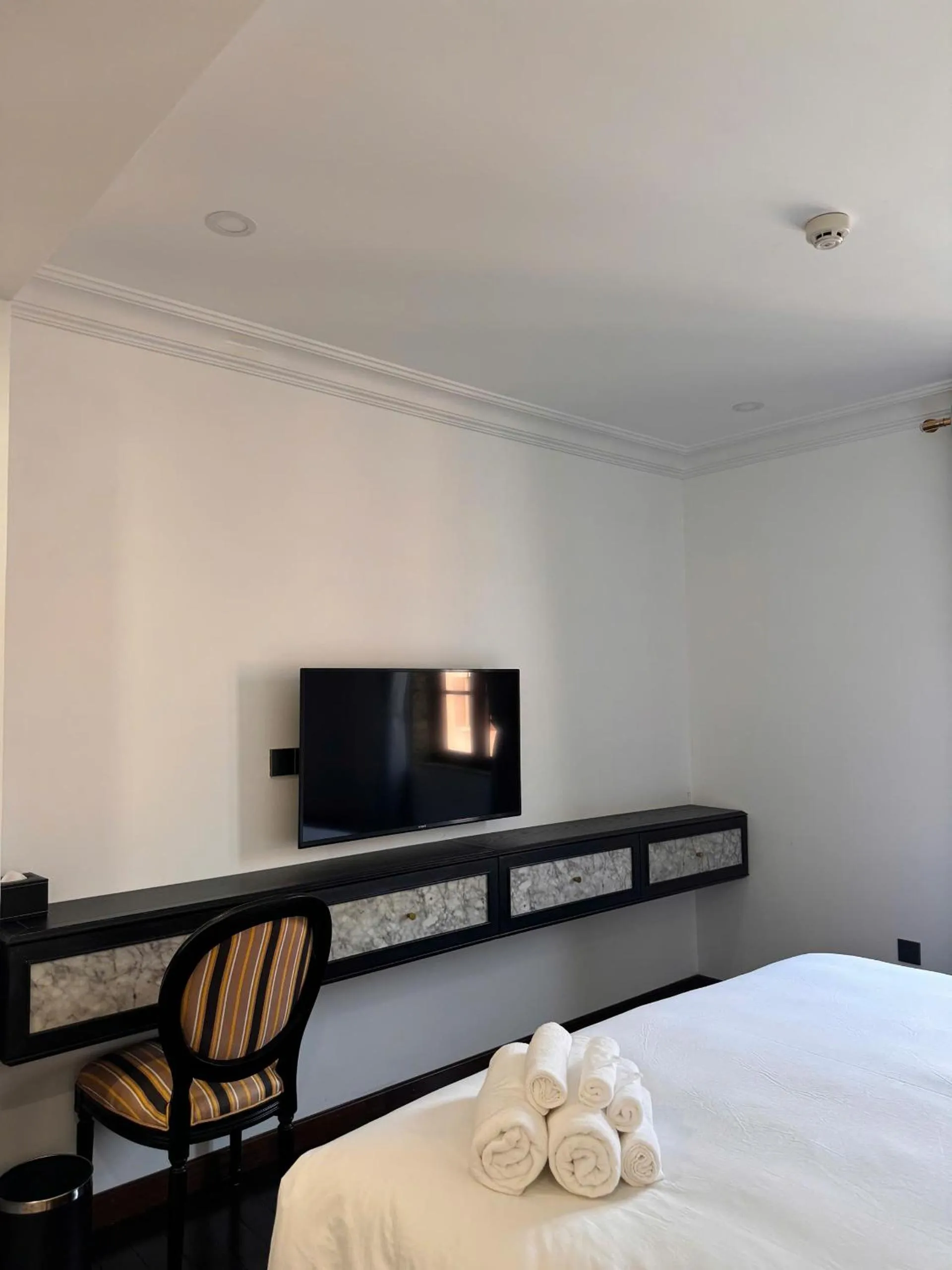 Bedroom, Bed in The Room Hotel - Starbucks