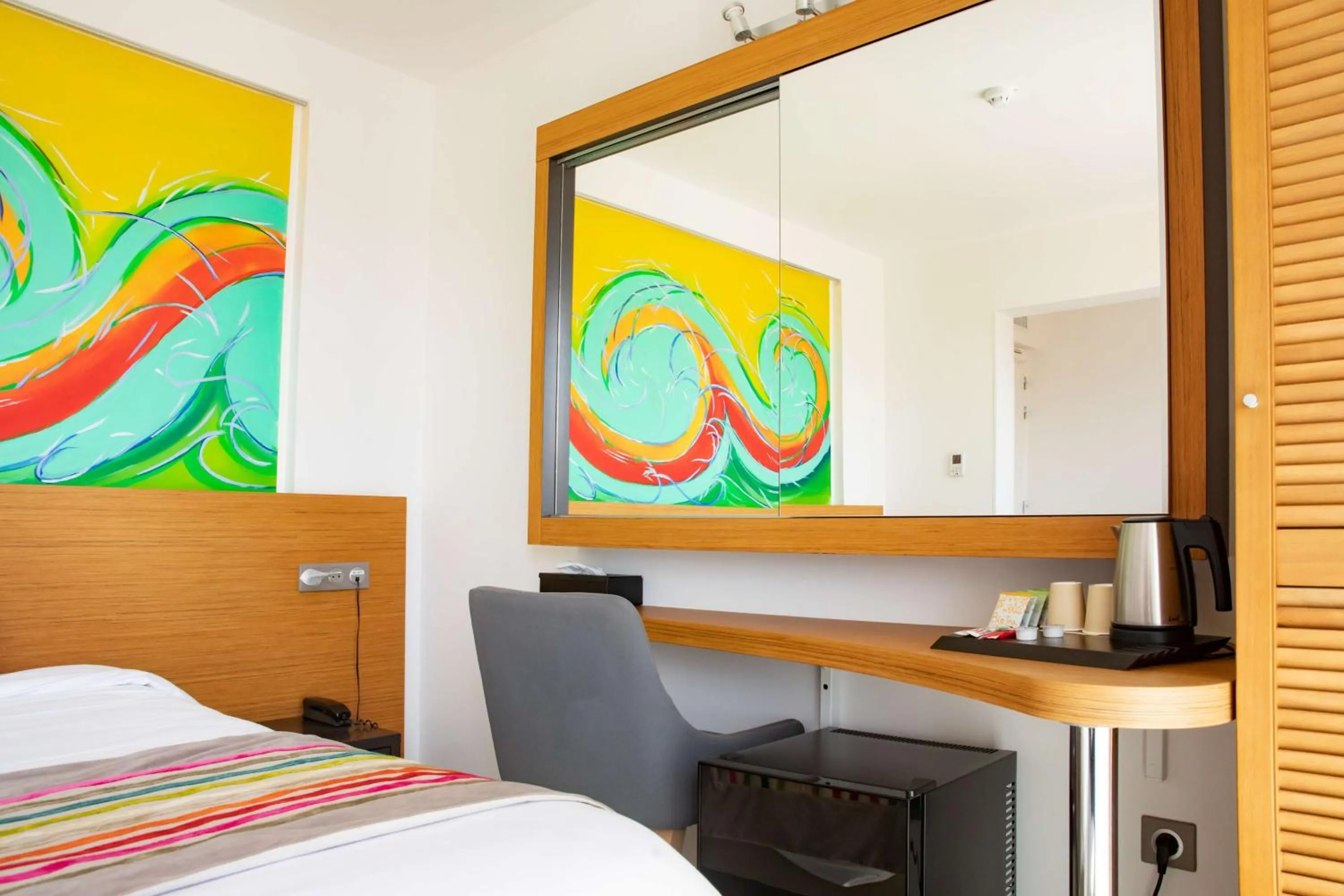 Bedroom, Bed in Best Western Arcachon Le Port