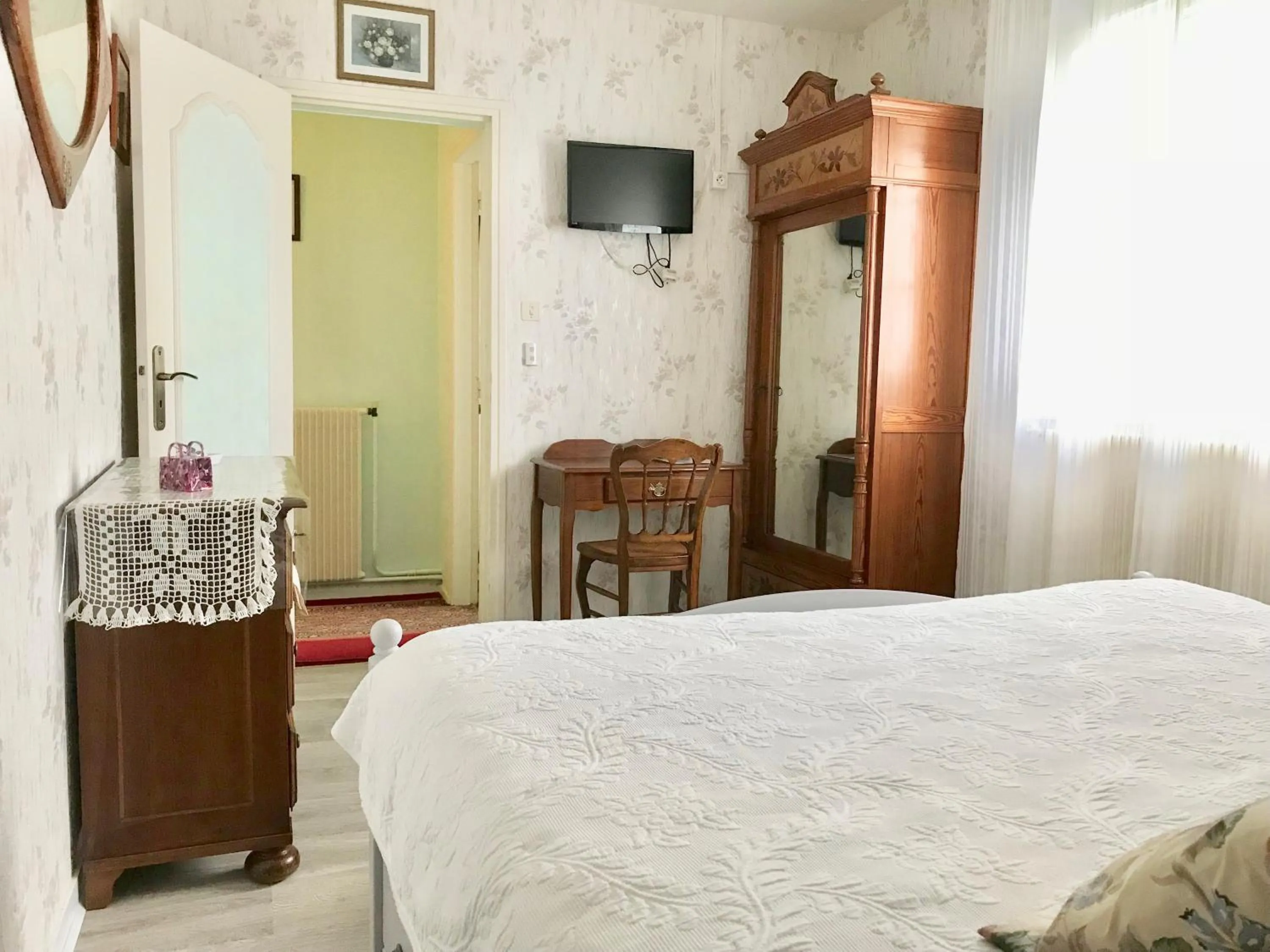 Photo of the whole room, Bed in Le Franquevillette