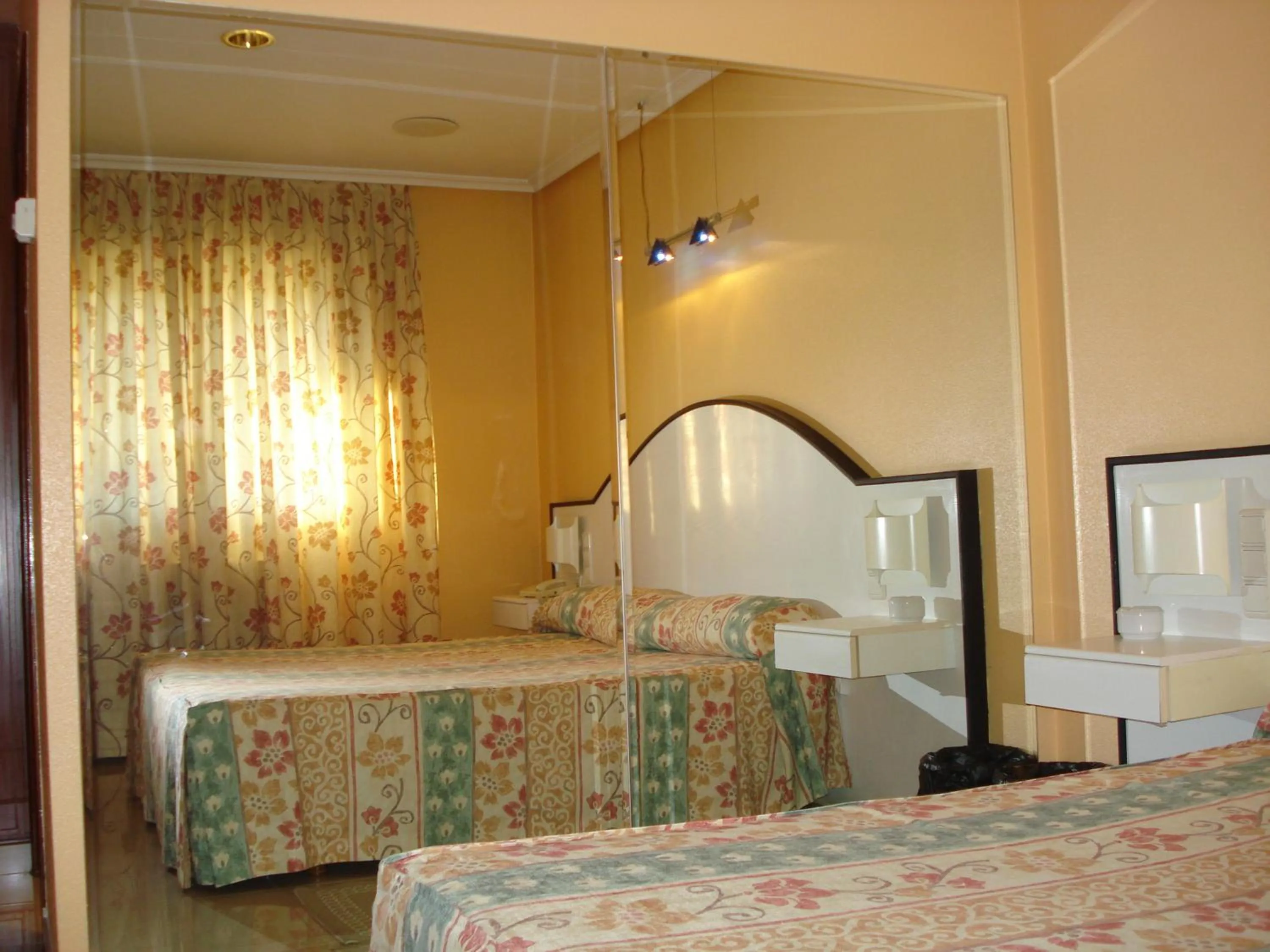 Photo of the whole room, Bed in Motel Cancun Barbadas-Ourense