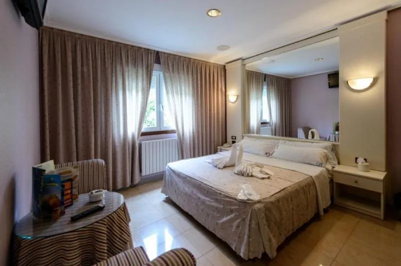 Photo of the whole room, Bed in Motel Cancun Barbadas-Ourense