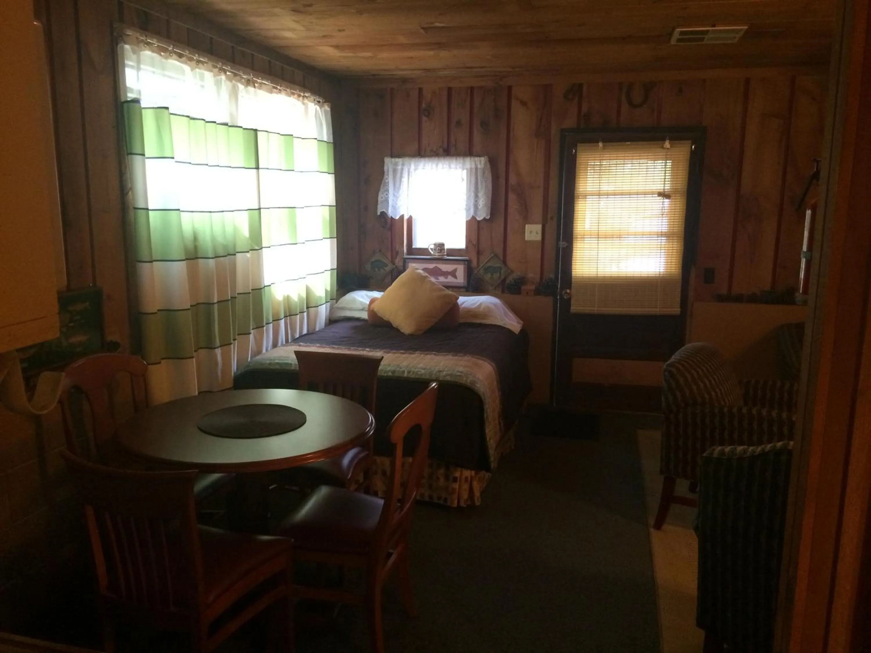 One-Bedroom Cabin in Alpine Motel