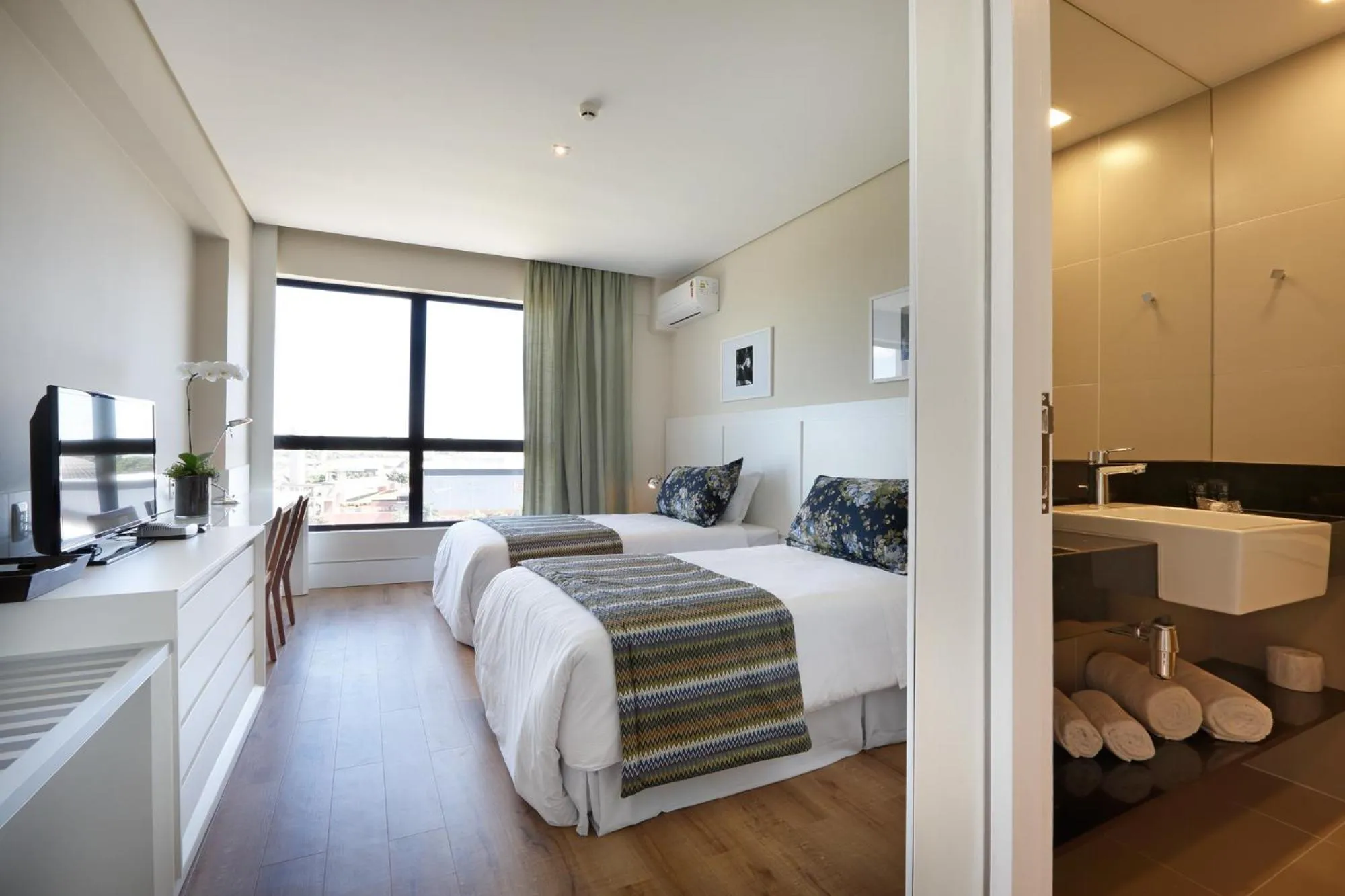 Photo of the whole room, Bed in Vitória Hotel Convention Paulínia