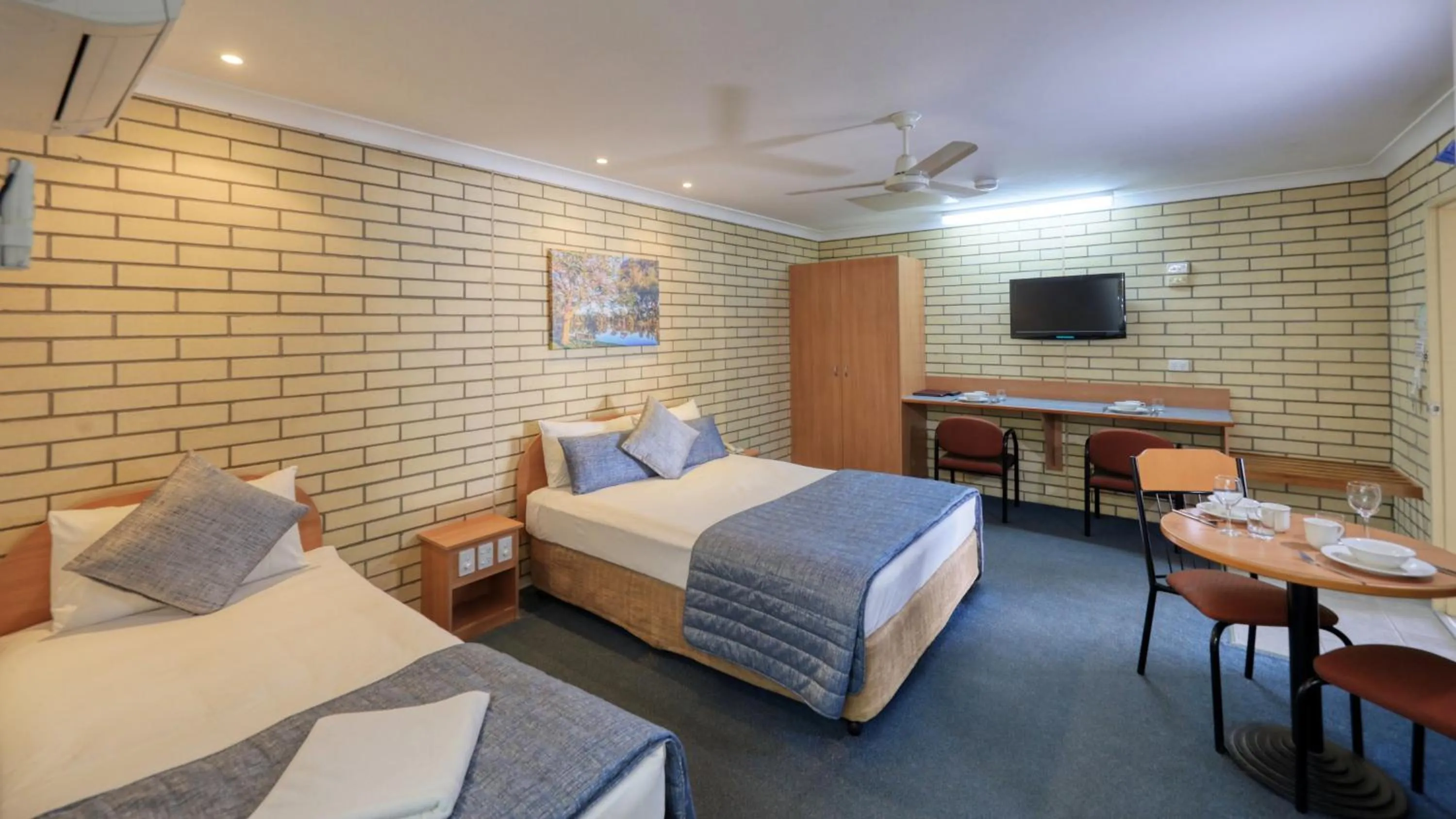TV and multimedia, Bed in Riverland Motor Inn