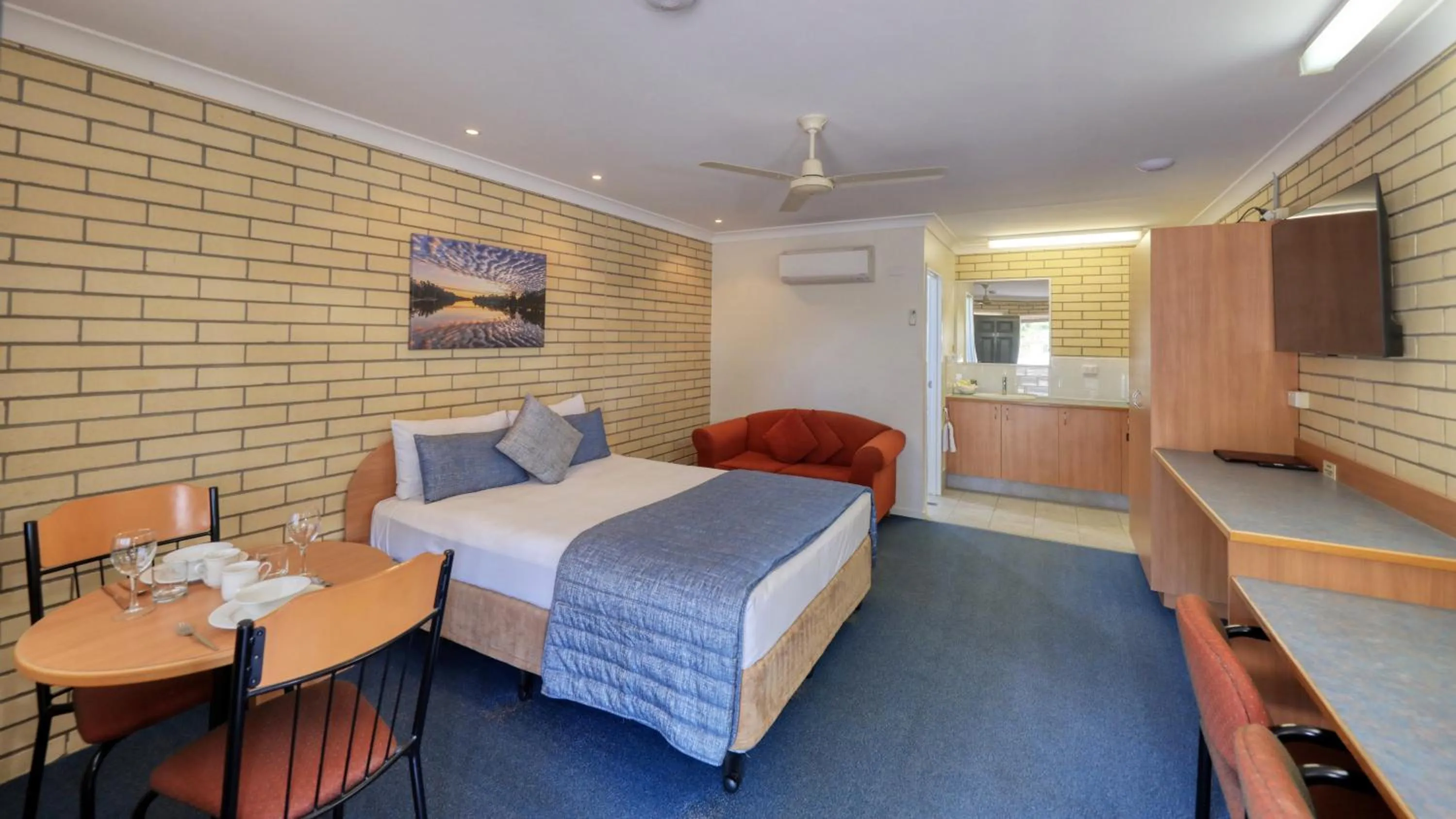 Seating area, Bed in Riverland Motor Inn