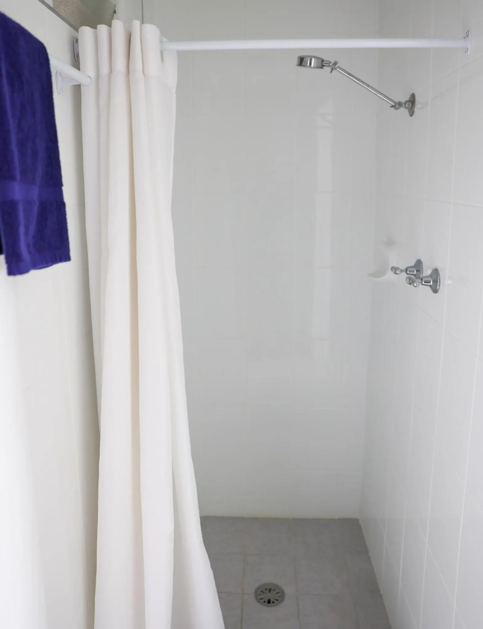 Shower in Park Beach Hotel Motel