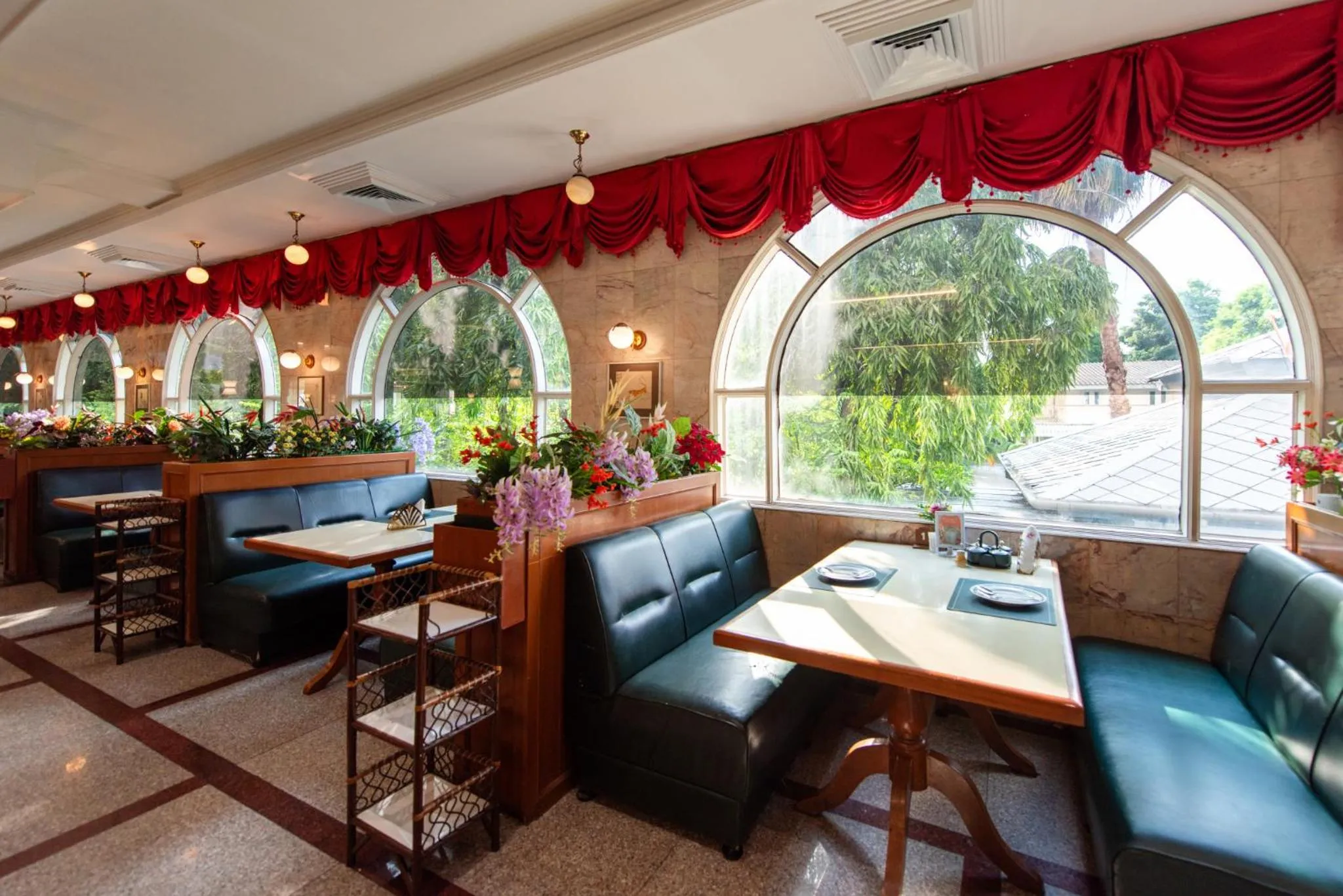 Restaurant/places to eat in Elizabeth Hotel