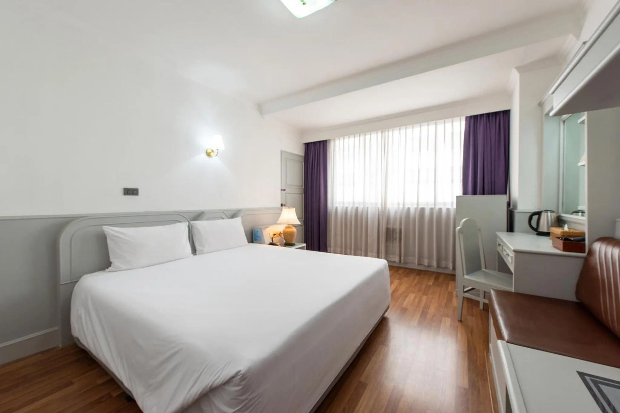 Photo of the whole room, Bed in Elizabeth Hotel