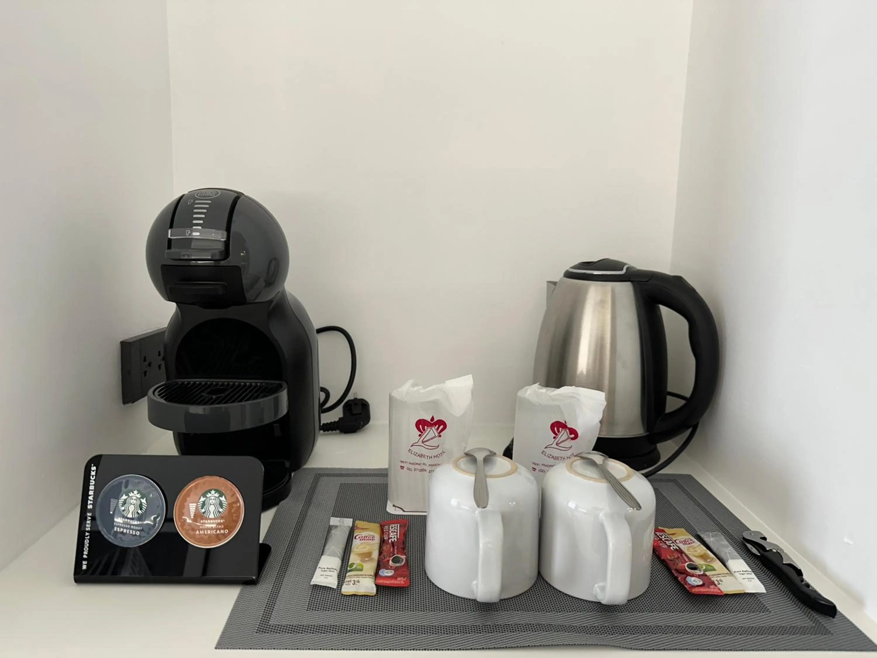 Coffee/tea facilities in Elizabeth Hotel