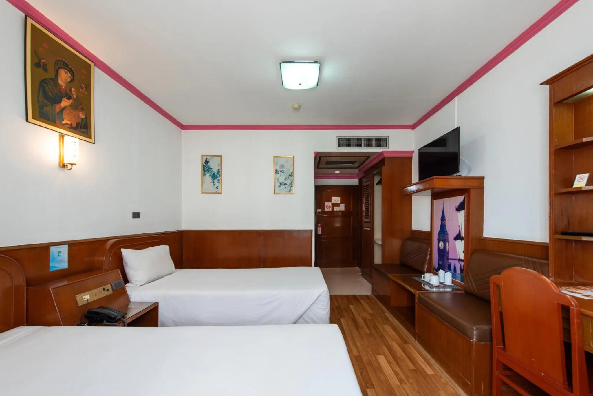 Bed in Elizabeth Hotel