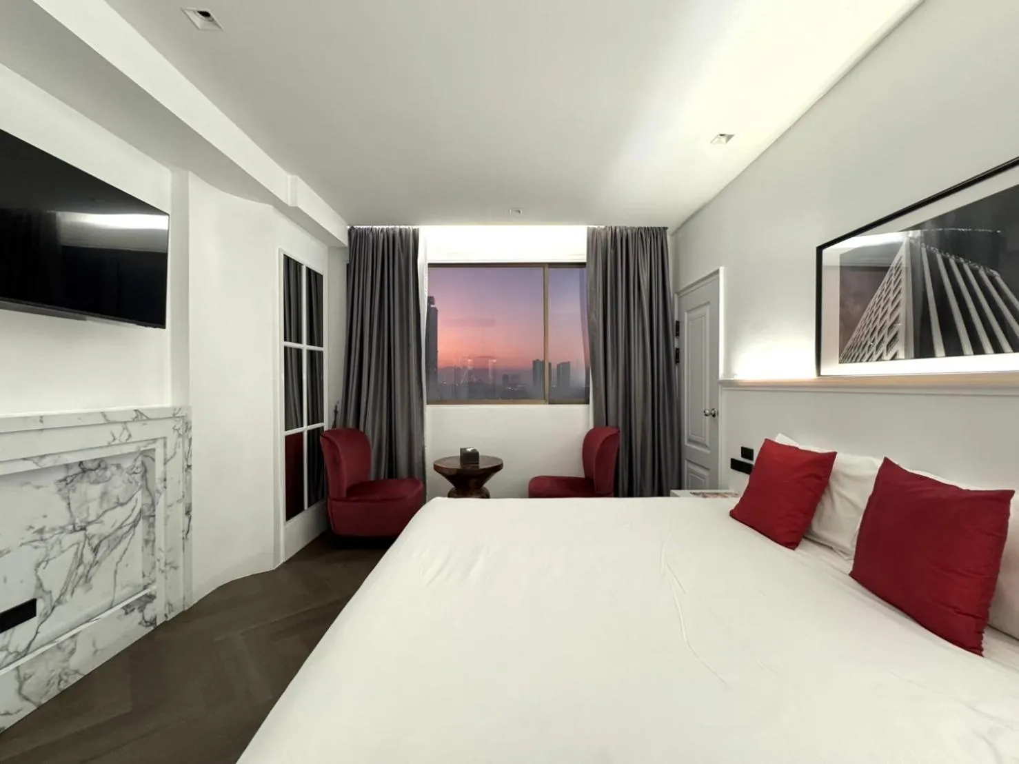 Bedroom, Bed in Elizabeth Hotel