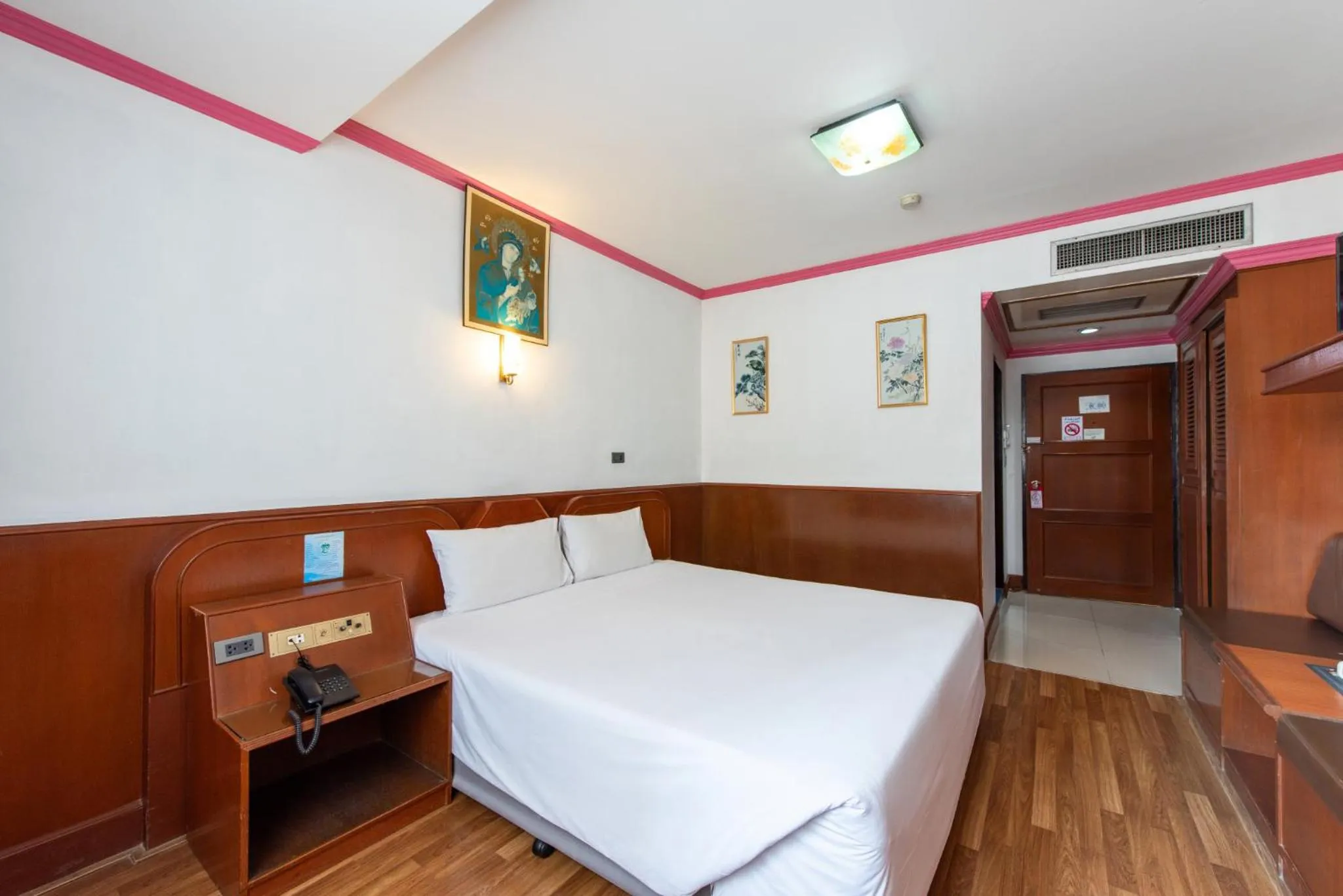 Bed in Elizabeth Hotel