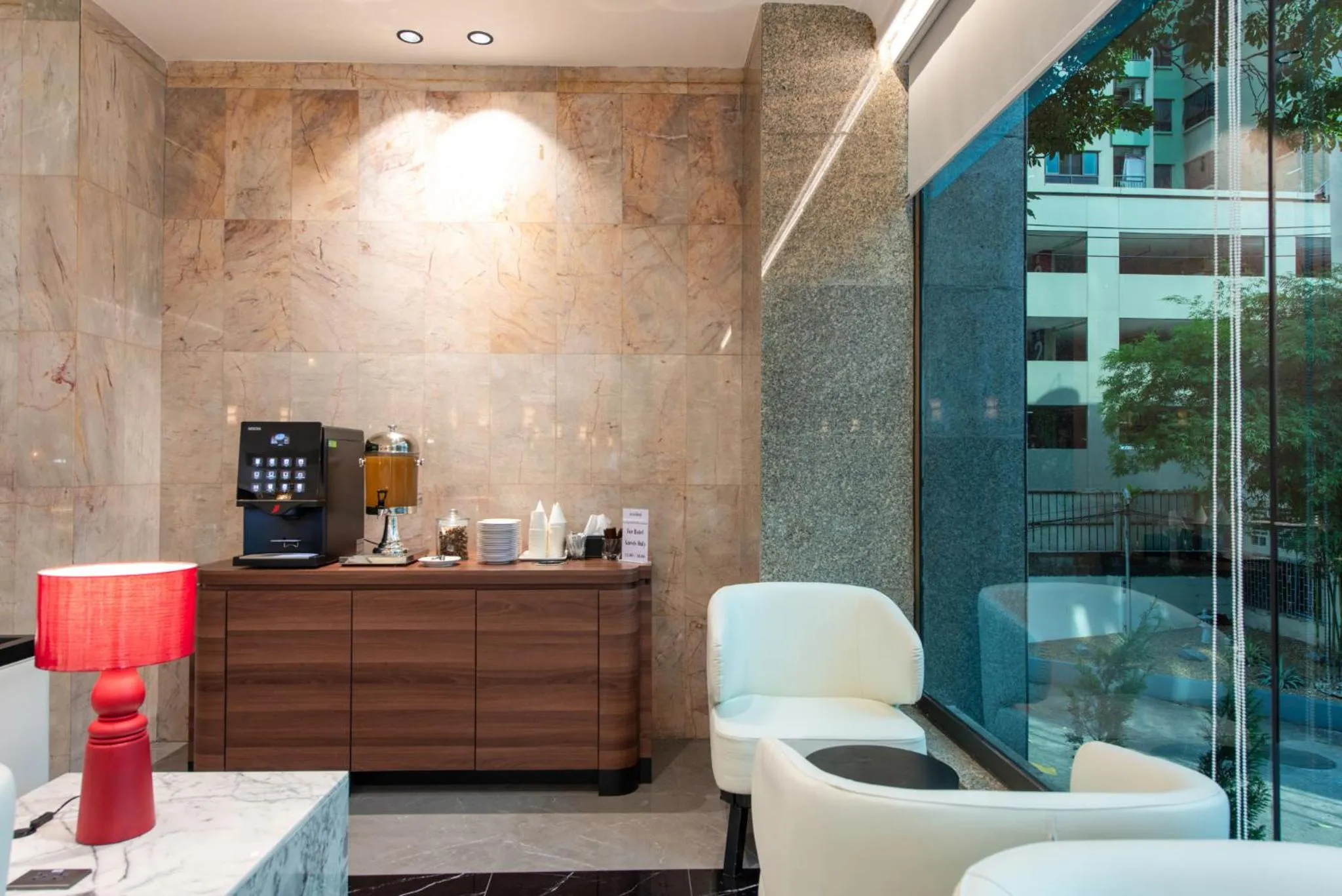 Communal lounge/ TV room in Elizabeth Hotel