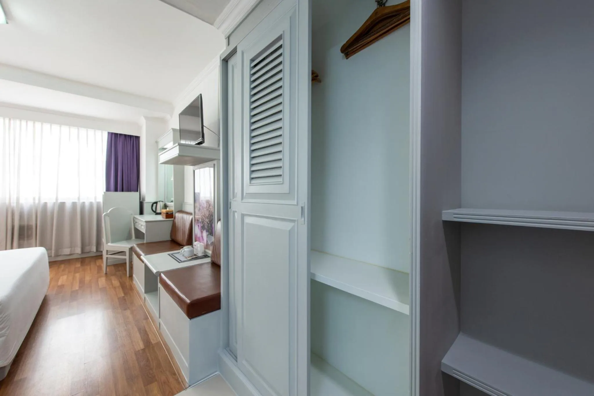 wardrobe, Bed in Elizabeth Hotel