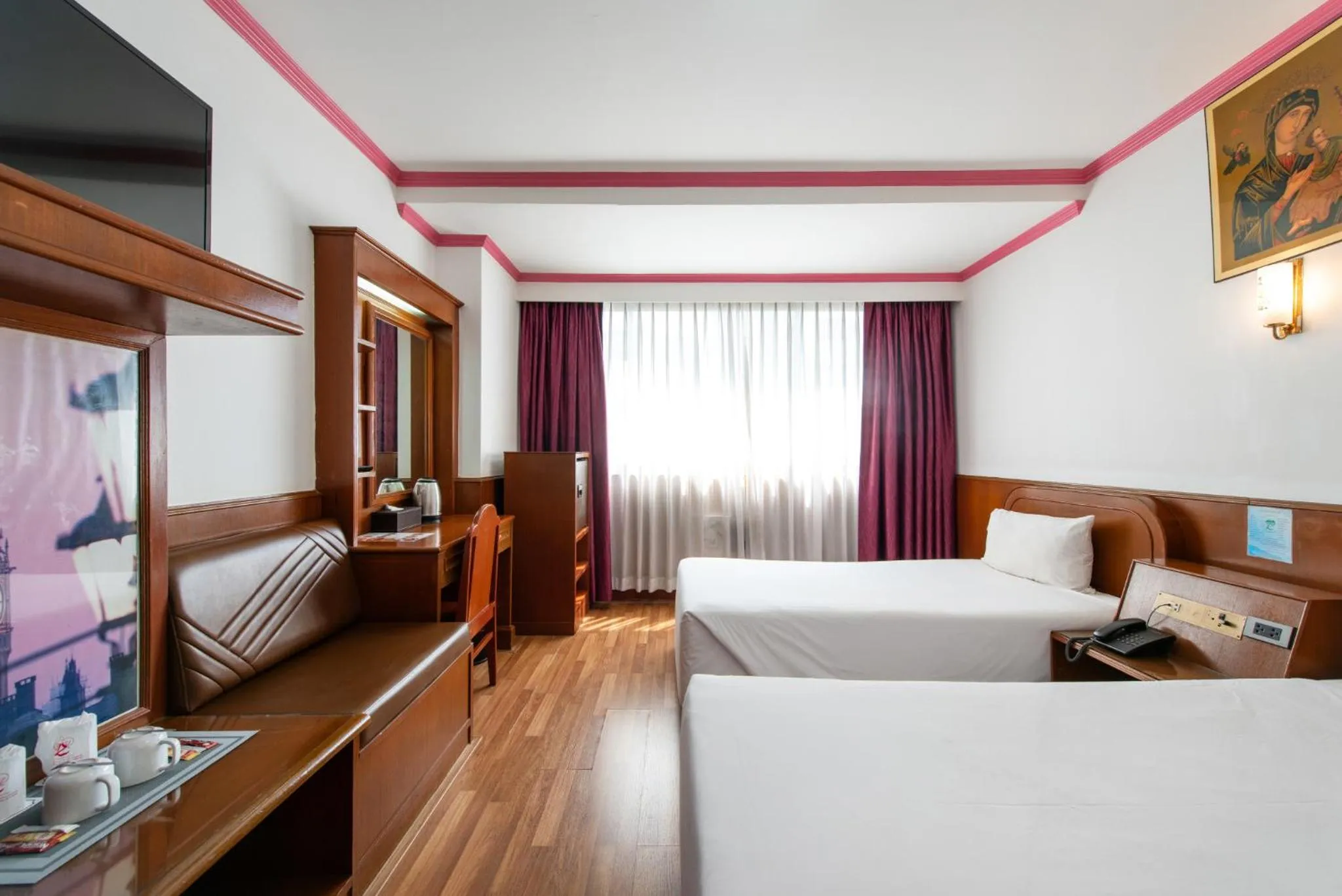 Bed in Elizabeth Hotel