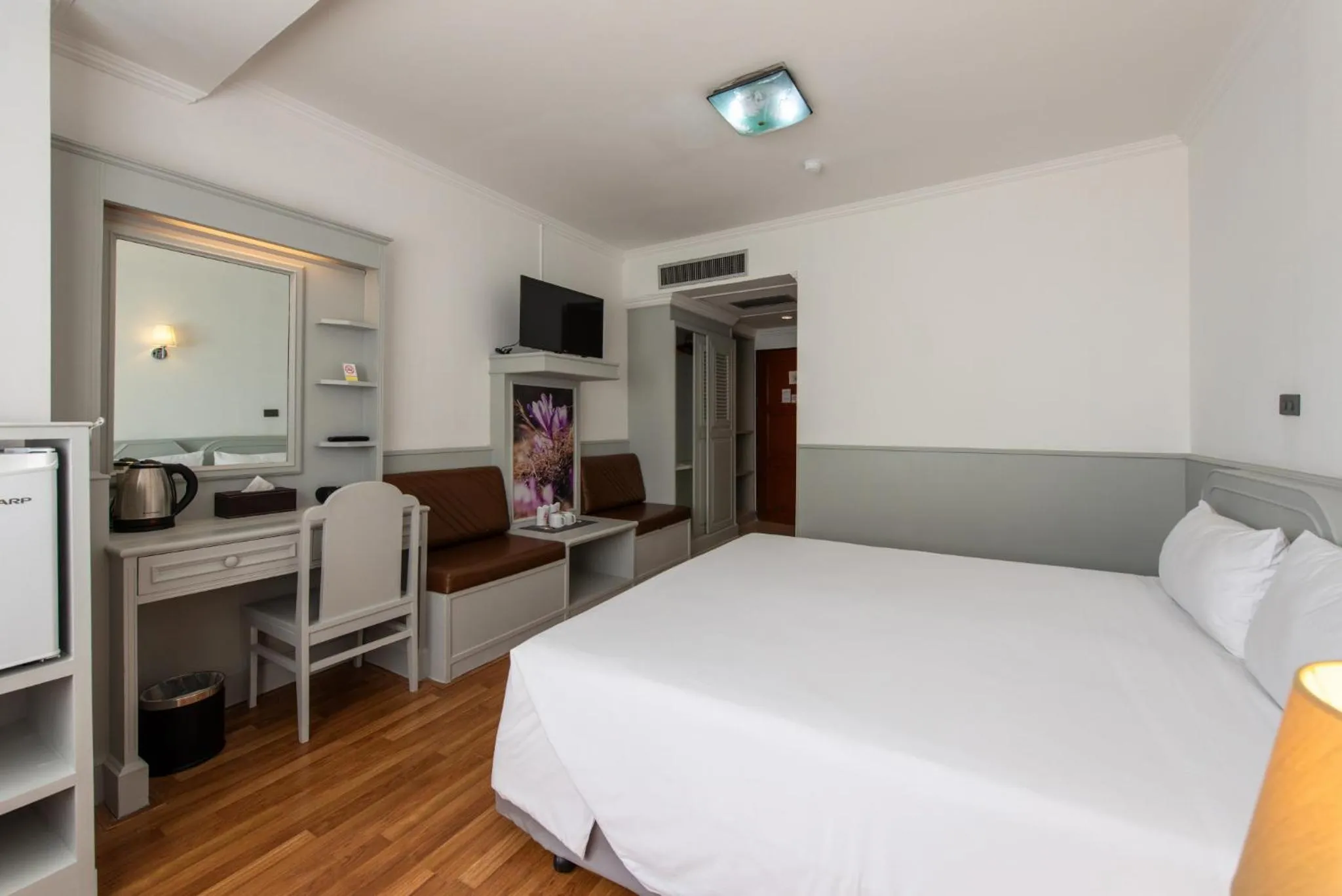 Bed in Elizabeth Hotel