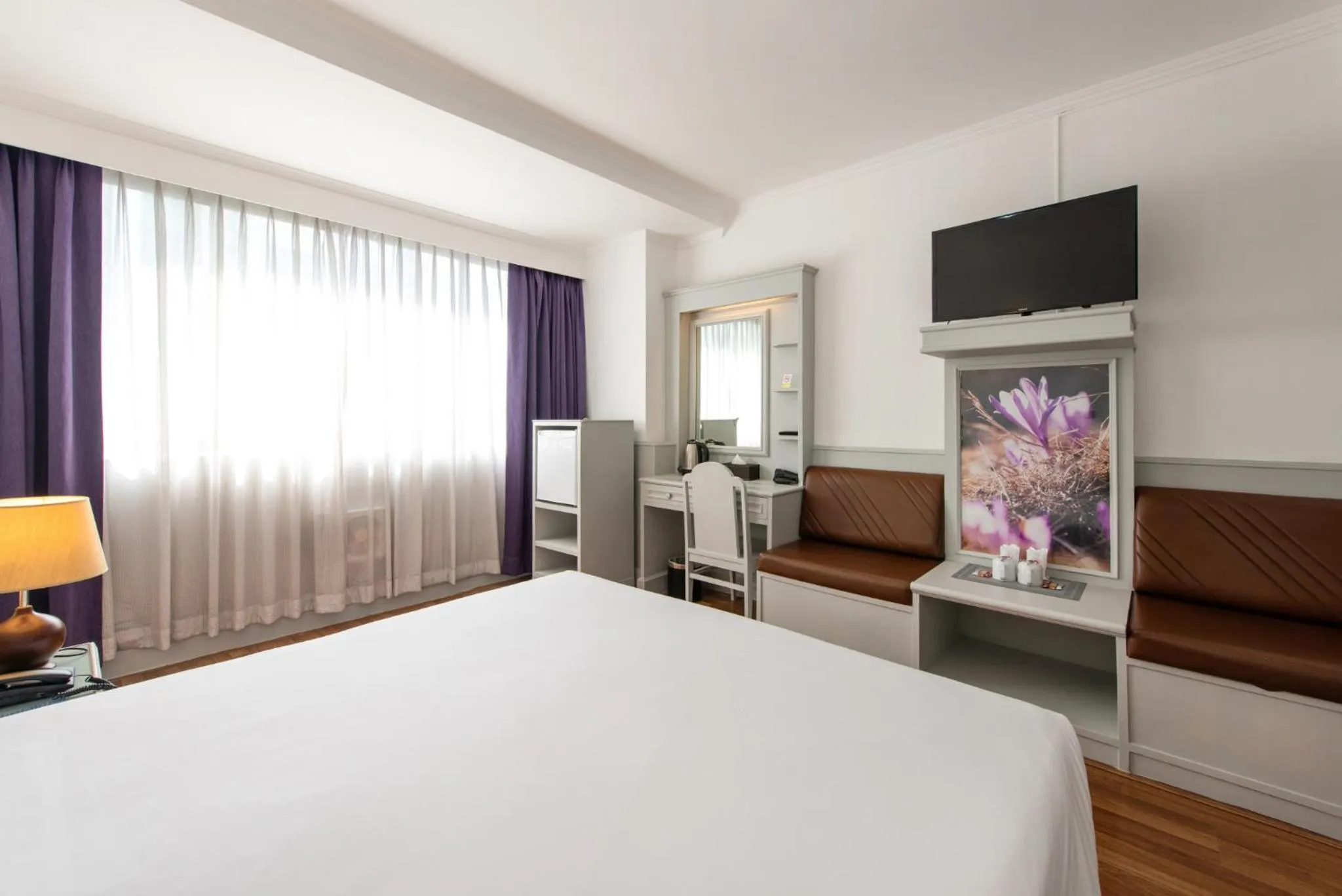 Bed in Elizabeth Hotel